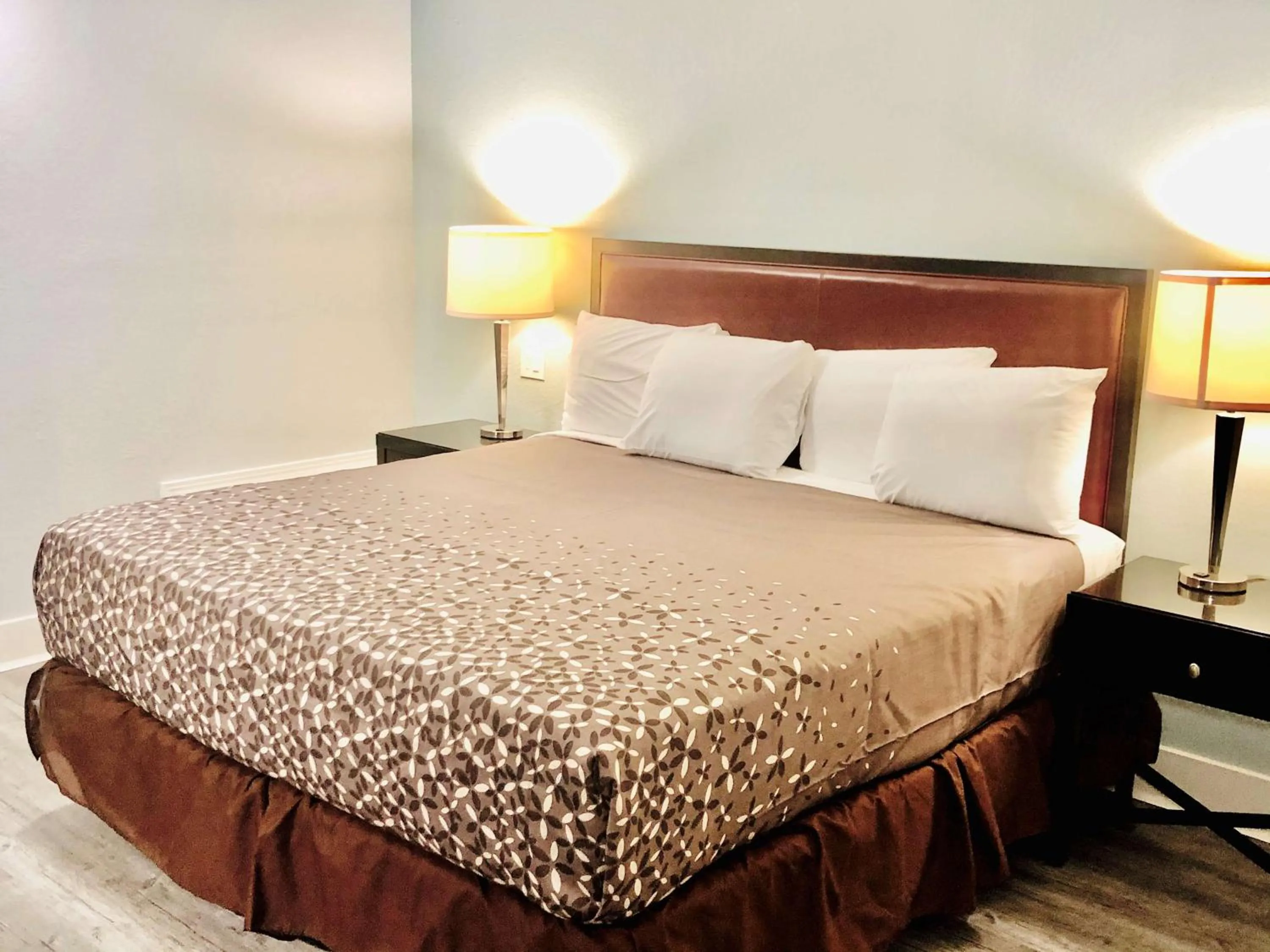 Photo of the whole room, Bed in Montgomery Inn & Suites