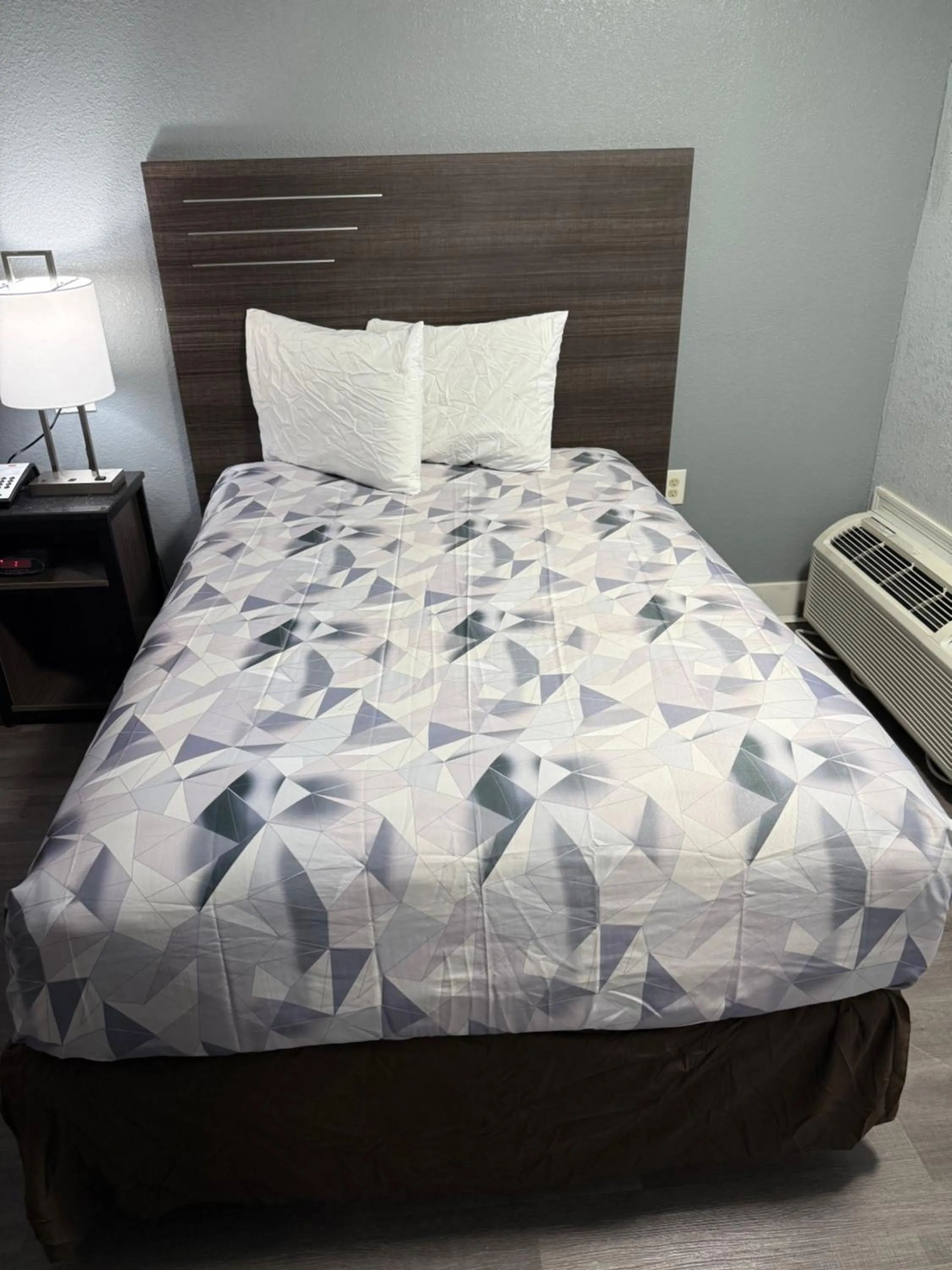 Bed in Econo Lodge Montgomery South I-65