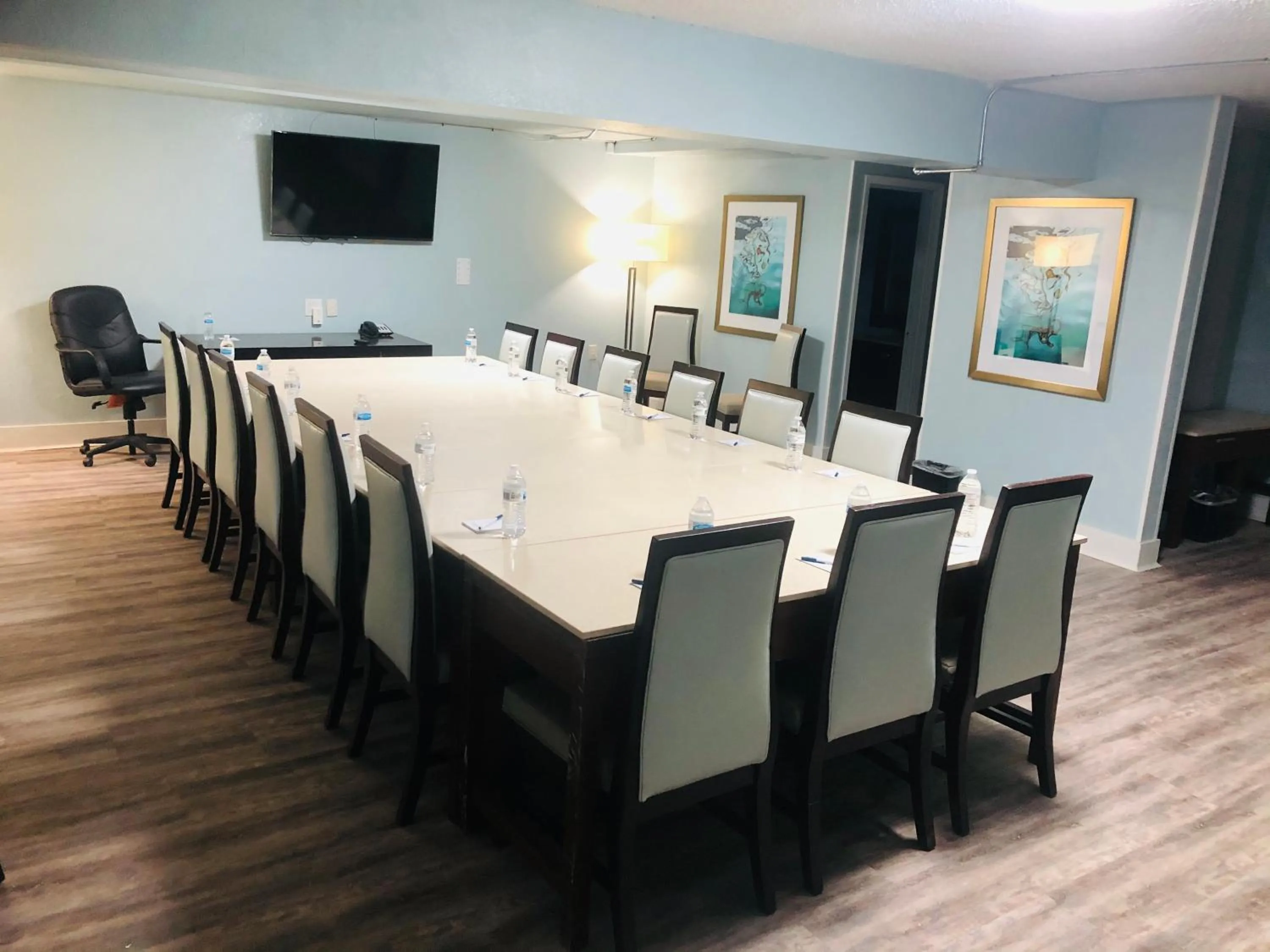 TV and multimedia in Montgomery Inn & Suites