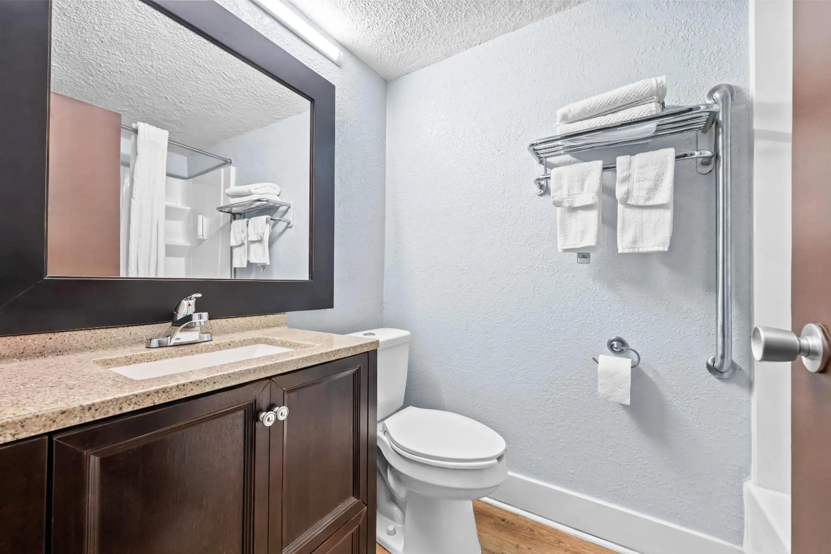 Bedroom in Econo Lodge Montgomery South I-65