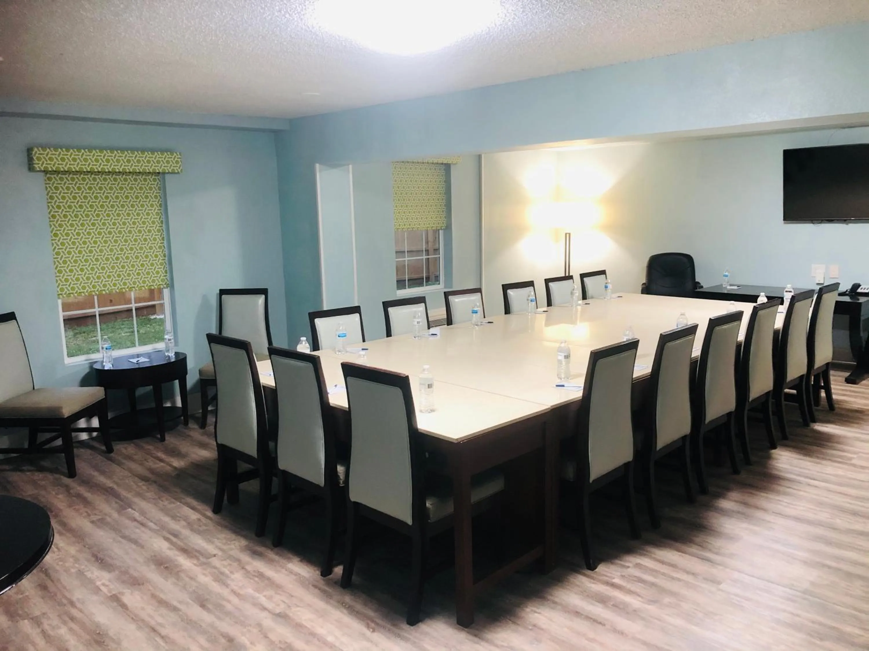 TV and multimedia in Montgomery Inn & Suites