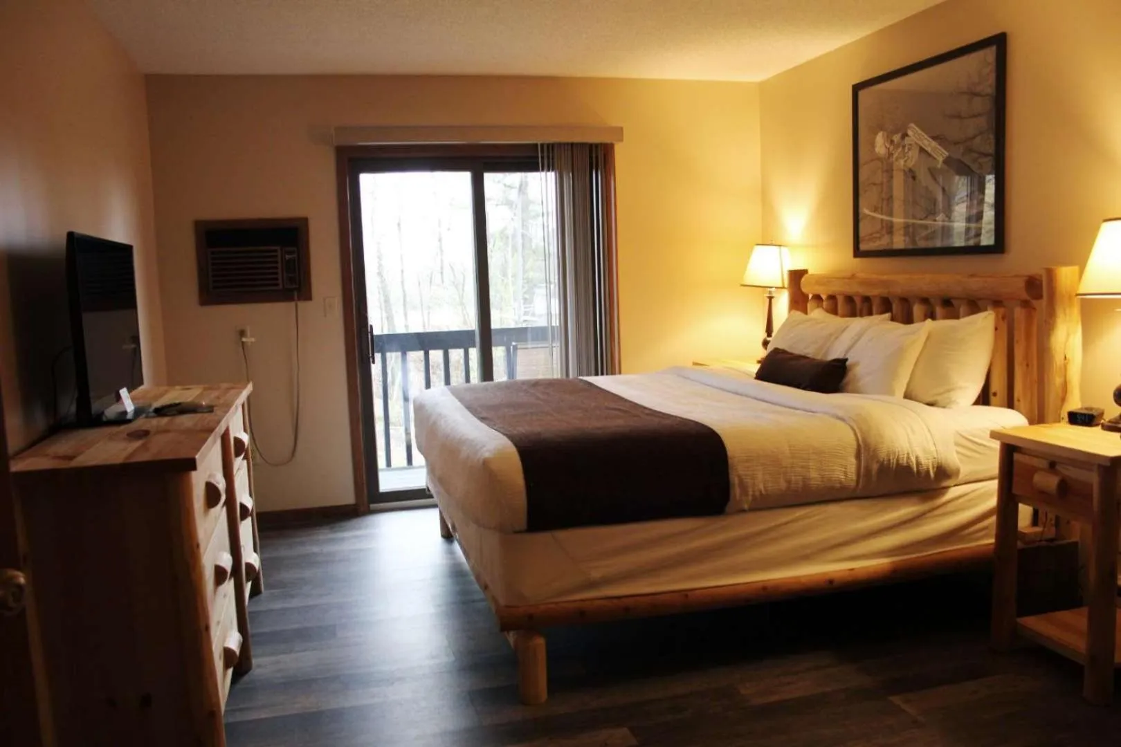 Photo of the whole room, Bed in Pine Mountain Resort