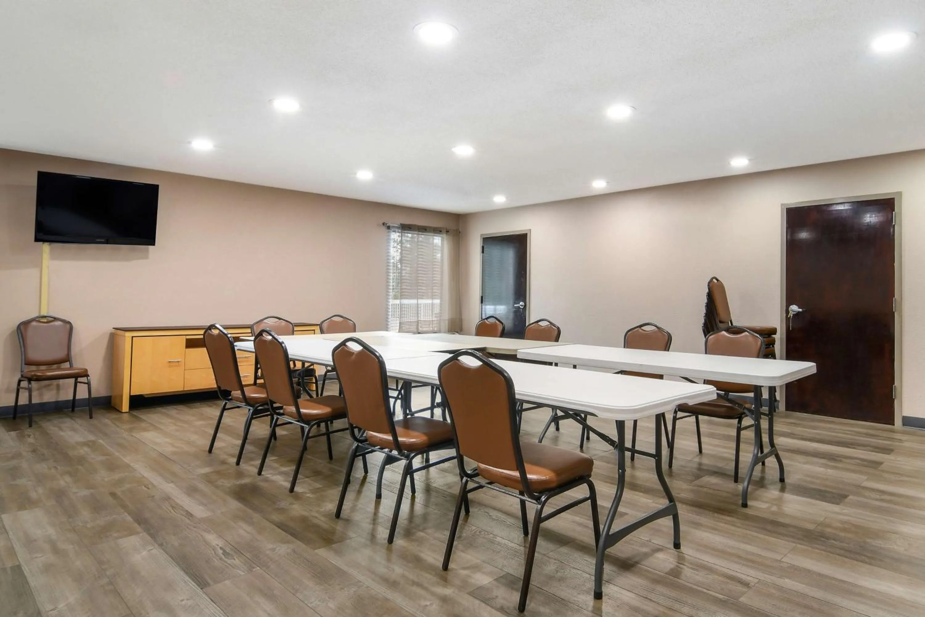 Bedroom in SureStay Plus Hotel by Best Western Tarboro