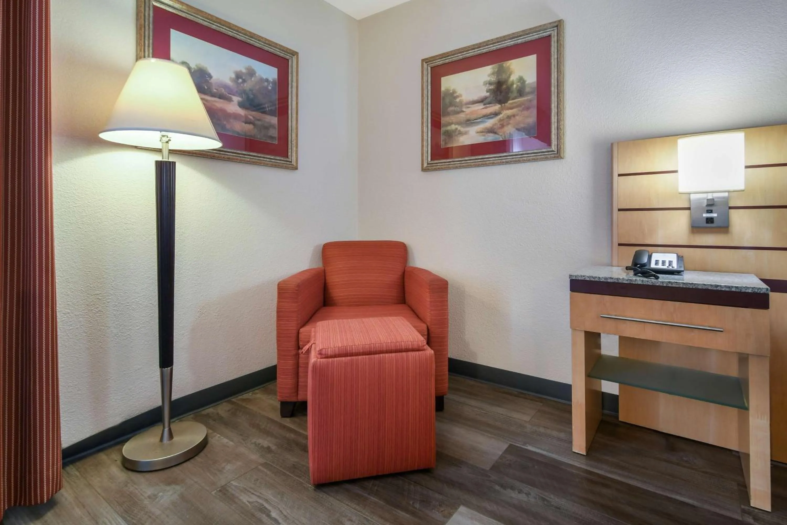 Bedroom, Seating Area in SureStay Plus Hotel by Best Western Tarboro
