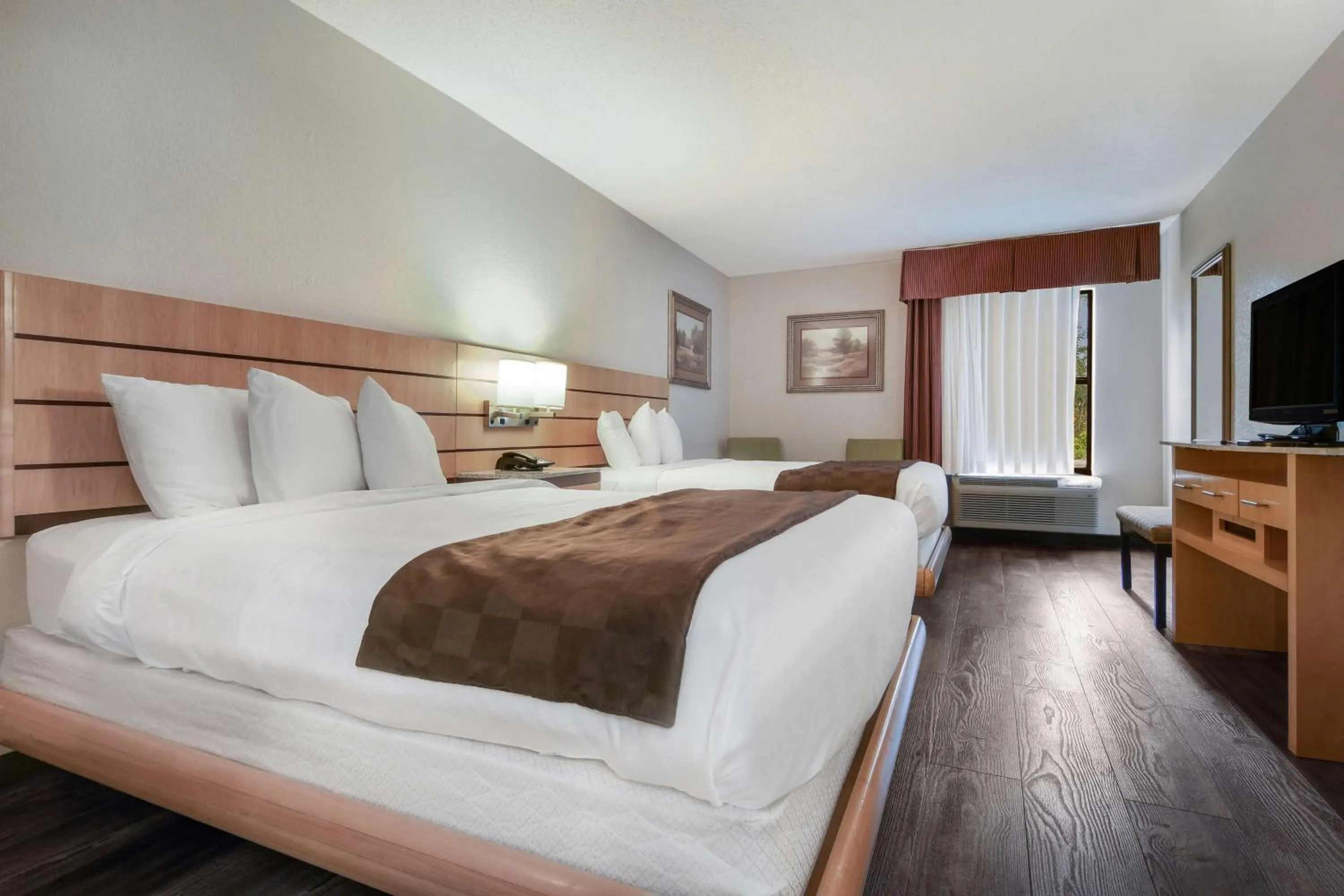 Bedroom in SureStay Plus Hotel by Best Western Tarboro