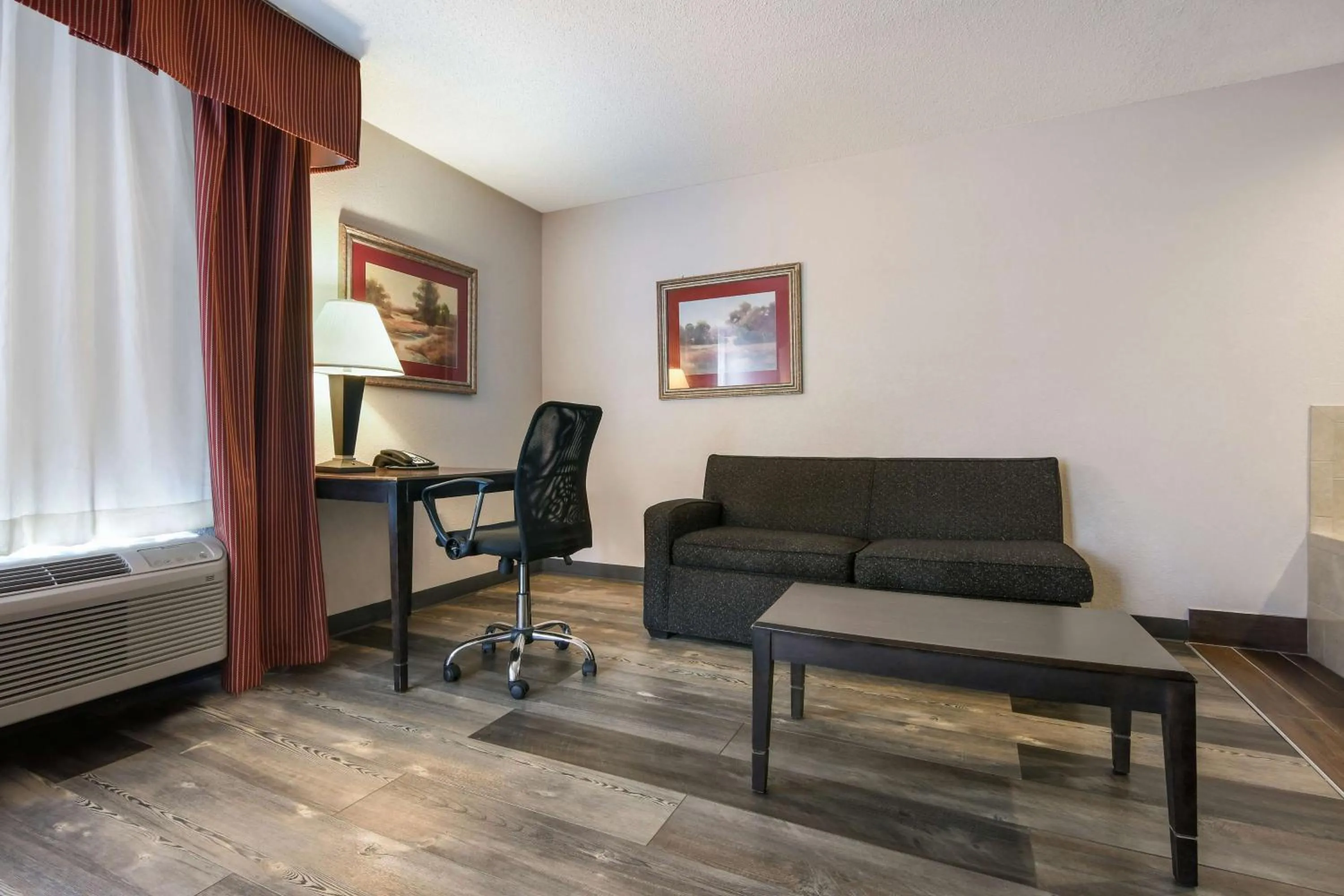 Bedroom, Seating Area in SureStay Plus Hotel by Best Western Tarboro