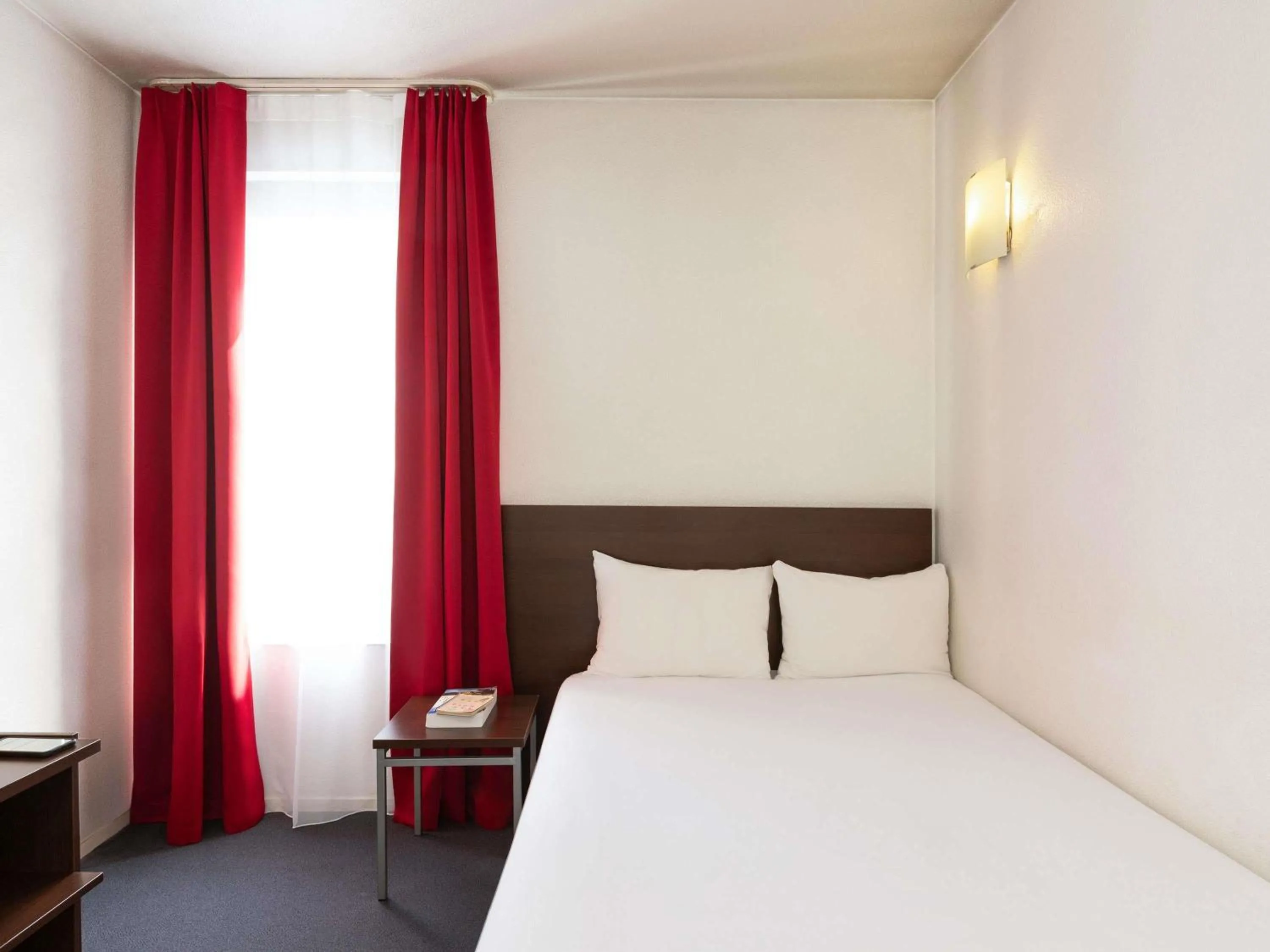 Bedroom, Bed in Aparthotel Adagio Access La Défense - Léonard De Vinci