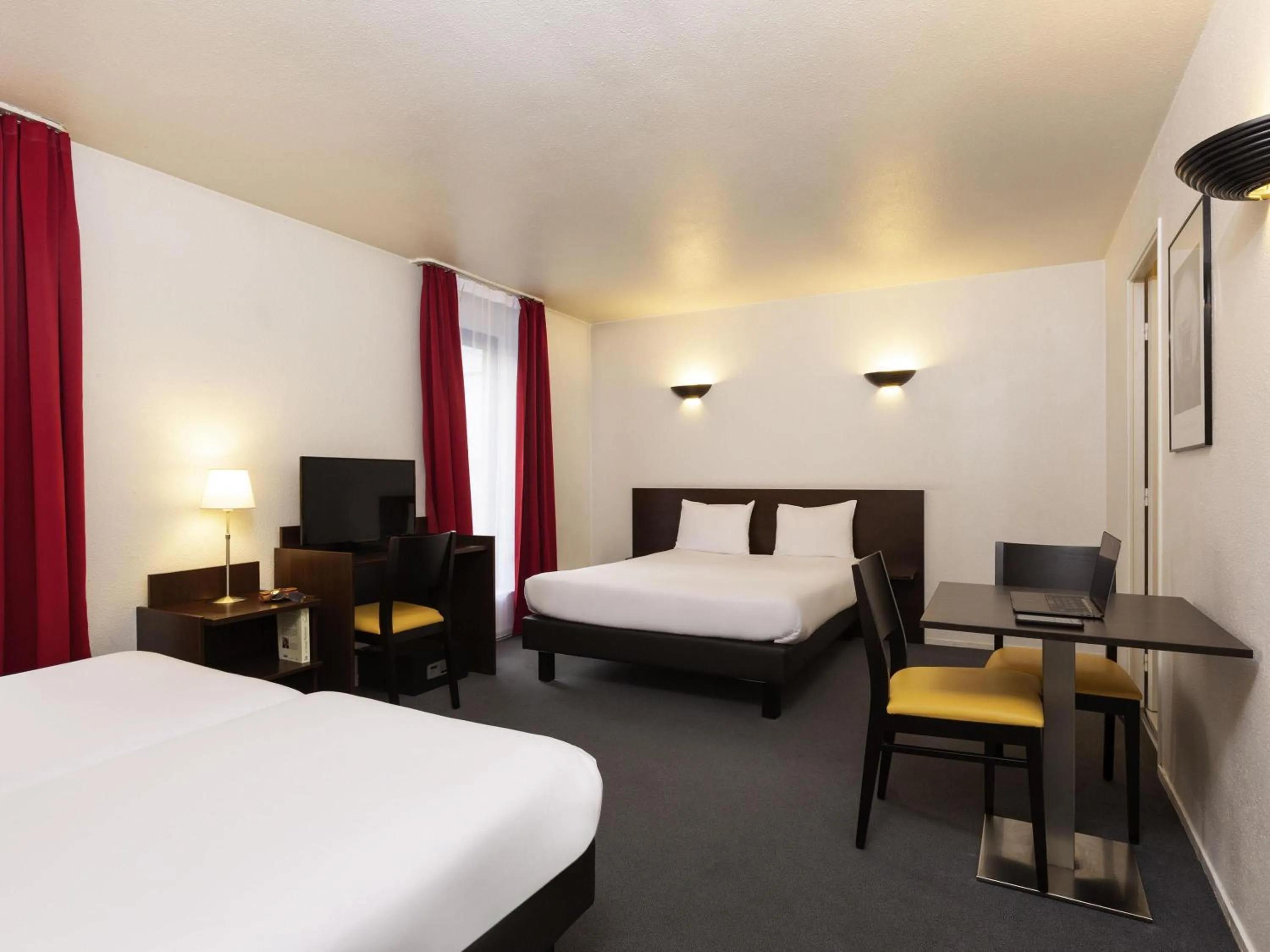 Bedroom, Bed in Aparthotel Adagio Access La Défense - Léonard De Vinci