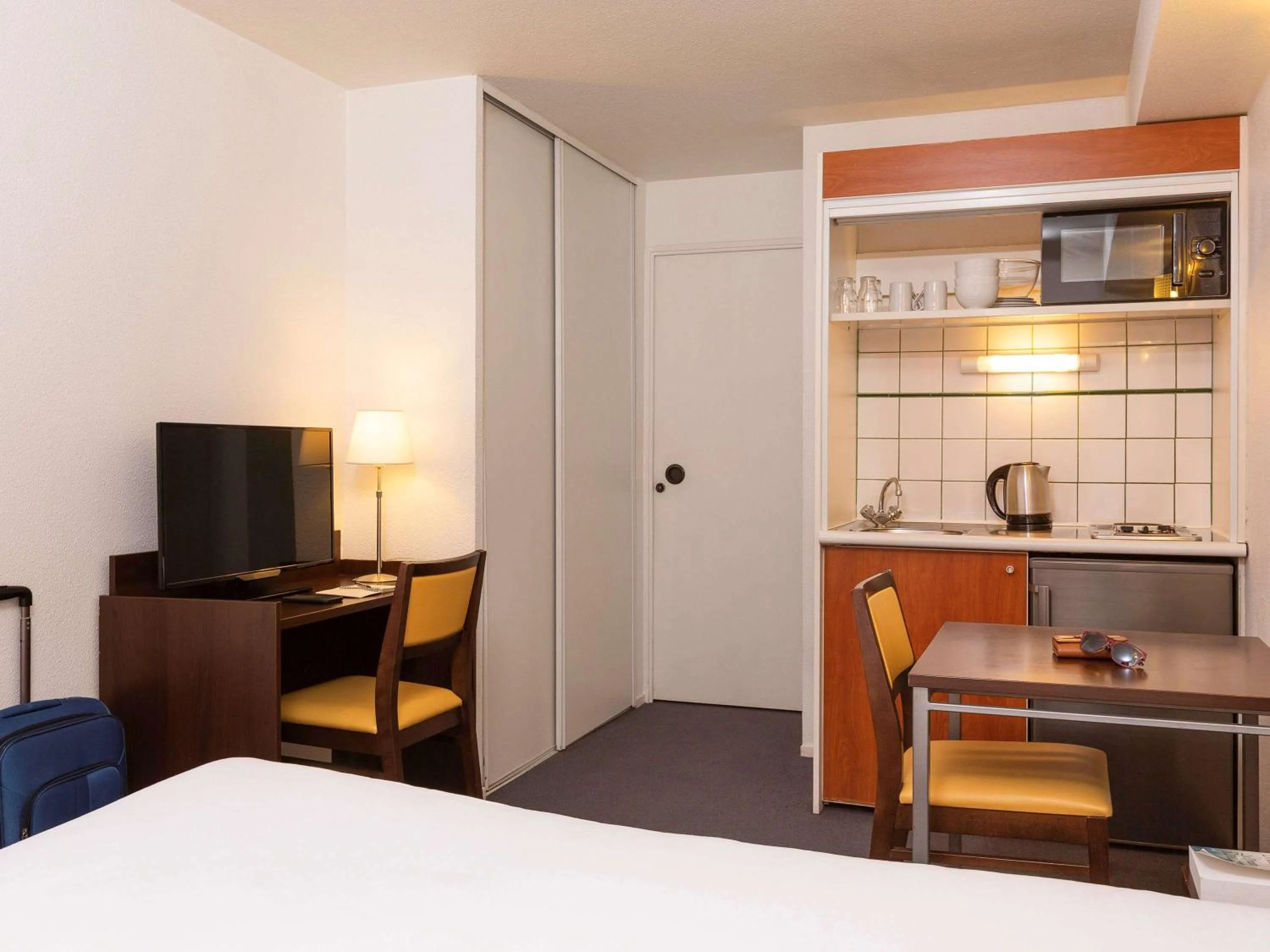 Property building, Bed in Aparthotel Adagio Access La Défense - Léonard De Vinci