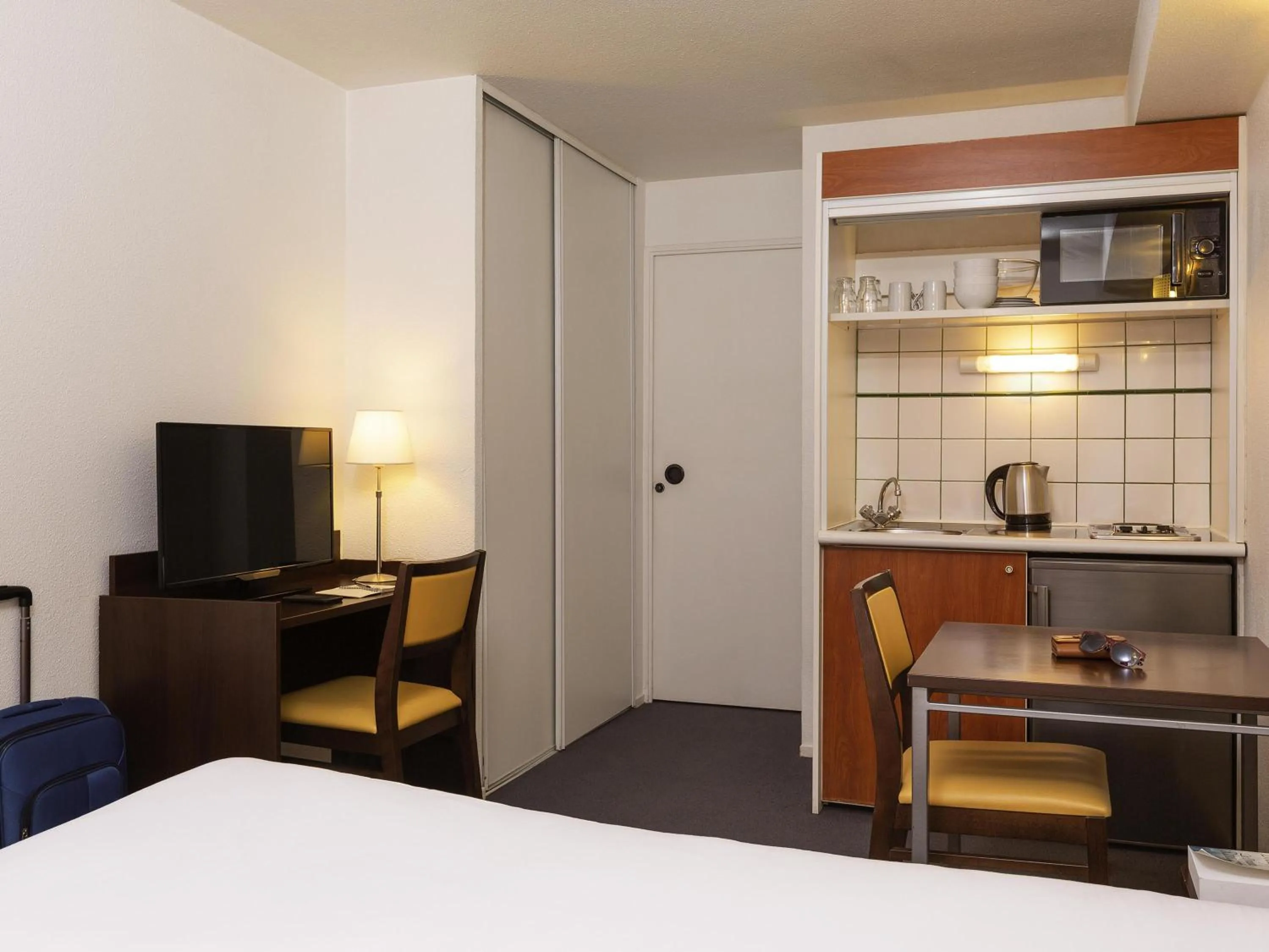 Property building, Bed in Aparthotel Adagio Access La Défense - Léonard De Vinci