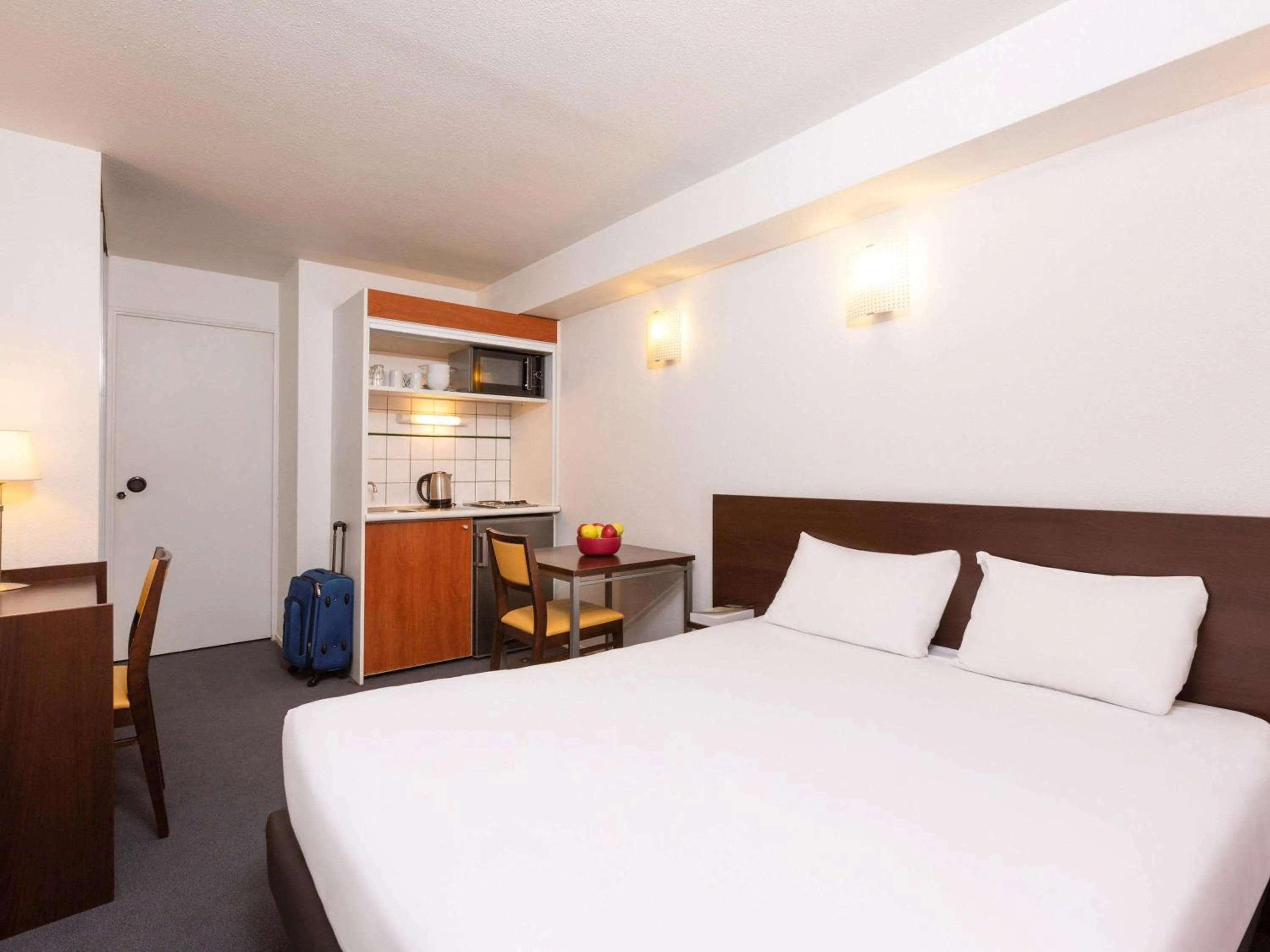 Property building, Bed in Aparthotel Adagio Access La Défense - Léonard De Vinci