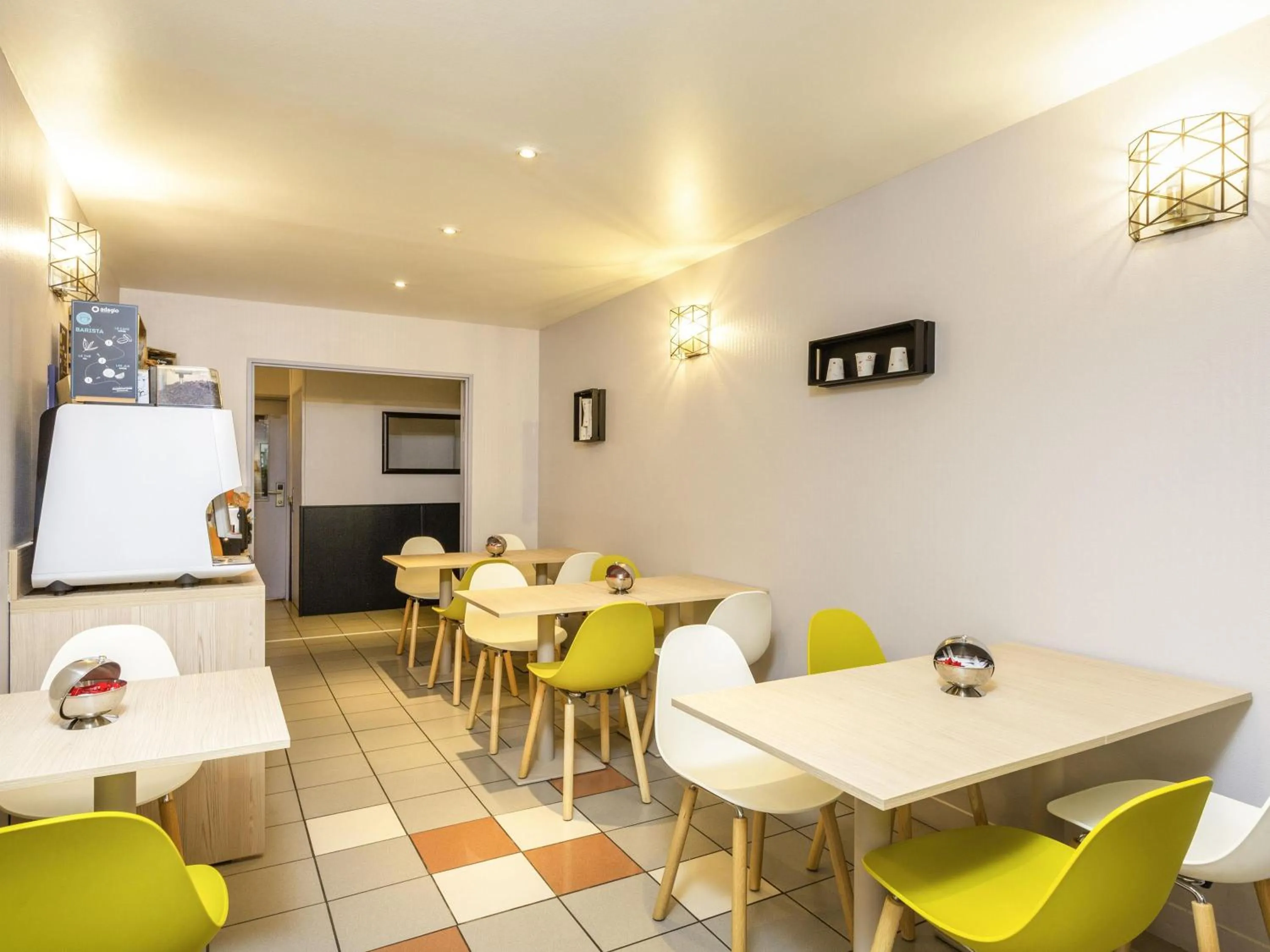 Breakfast in Aparthotel Adagio Access La Défense - Léonard De Vinci