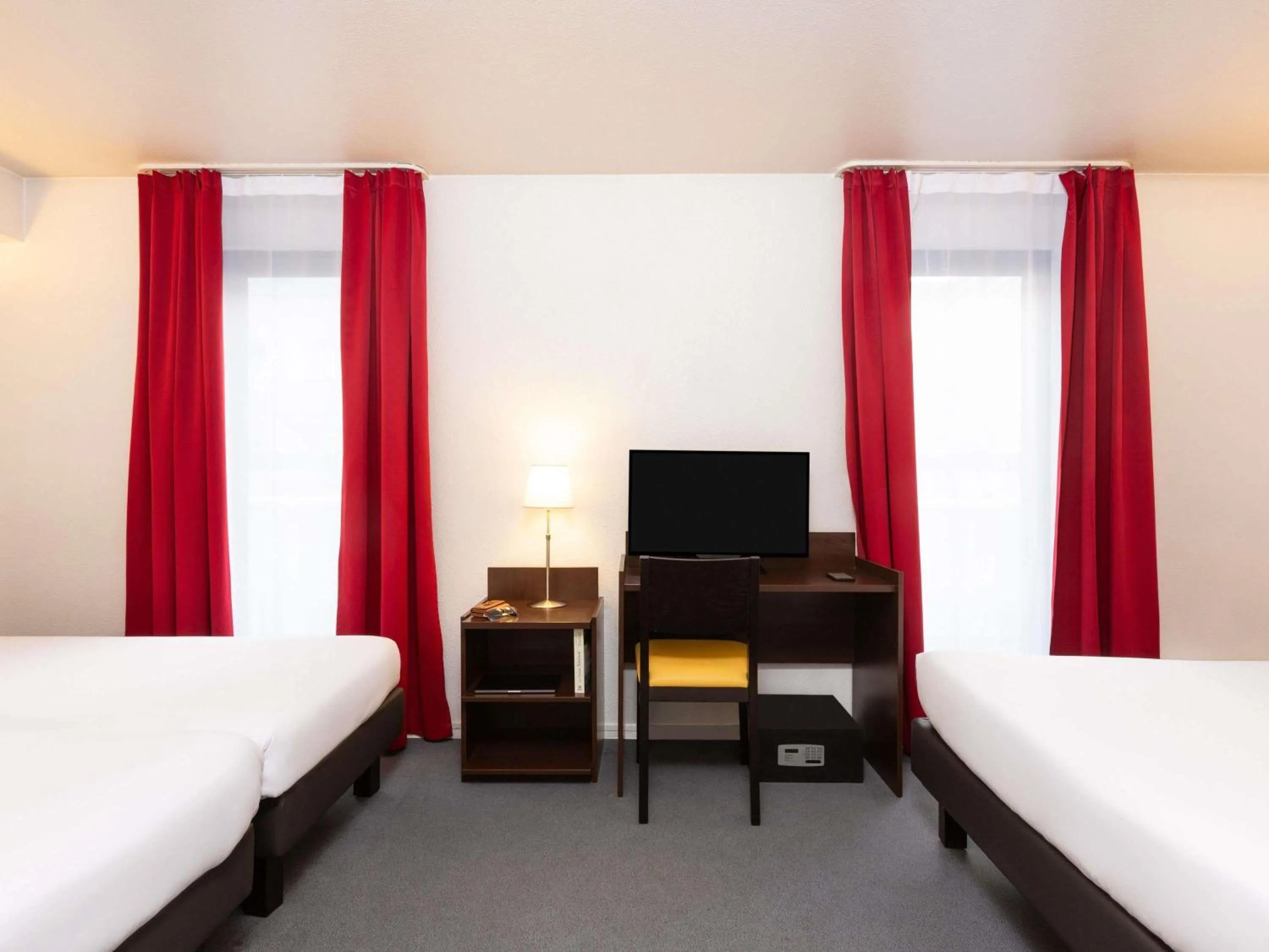 Bedroom, Bed in Aparthotel Adagio Access La Défense - Léonard De Vinci