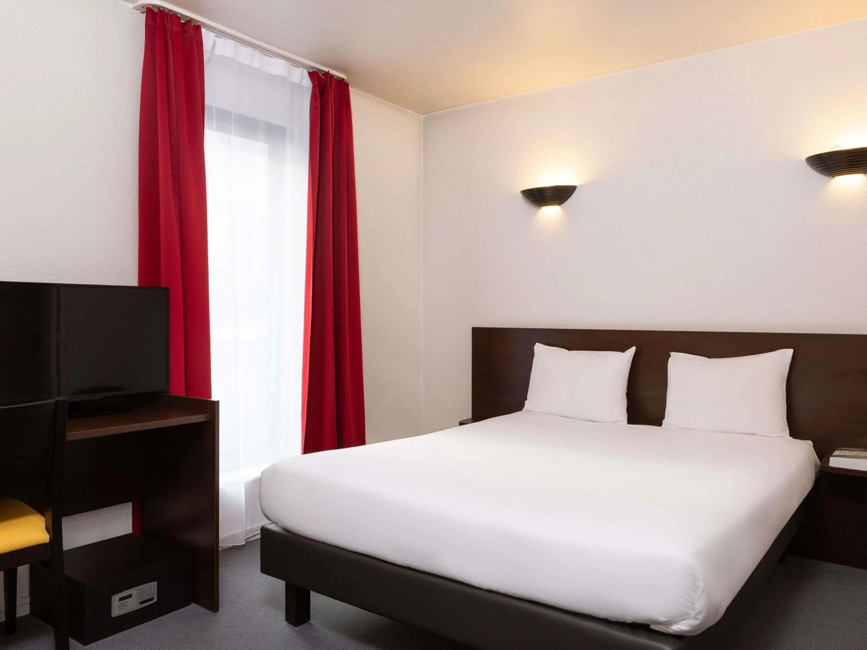 Bedroom, Bed in Aparthotel Adagio Access La Défense - Léonard De Vinci