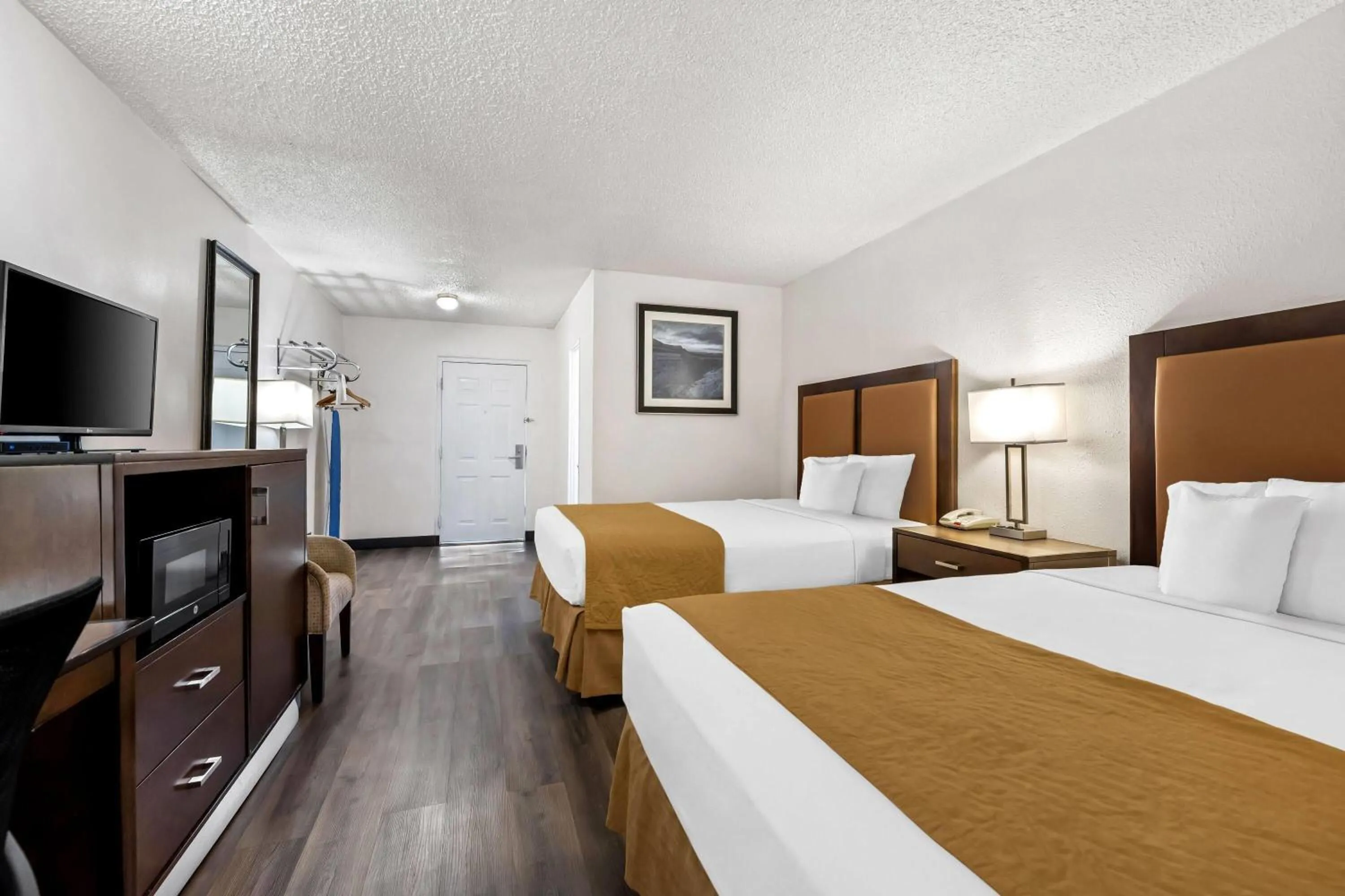 Bed in Travelodge by Wyndham Page, View of Lake Powell