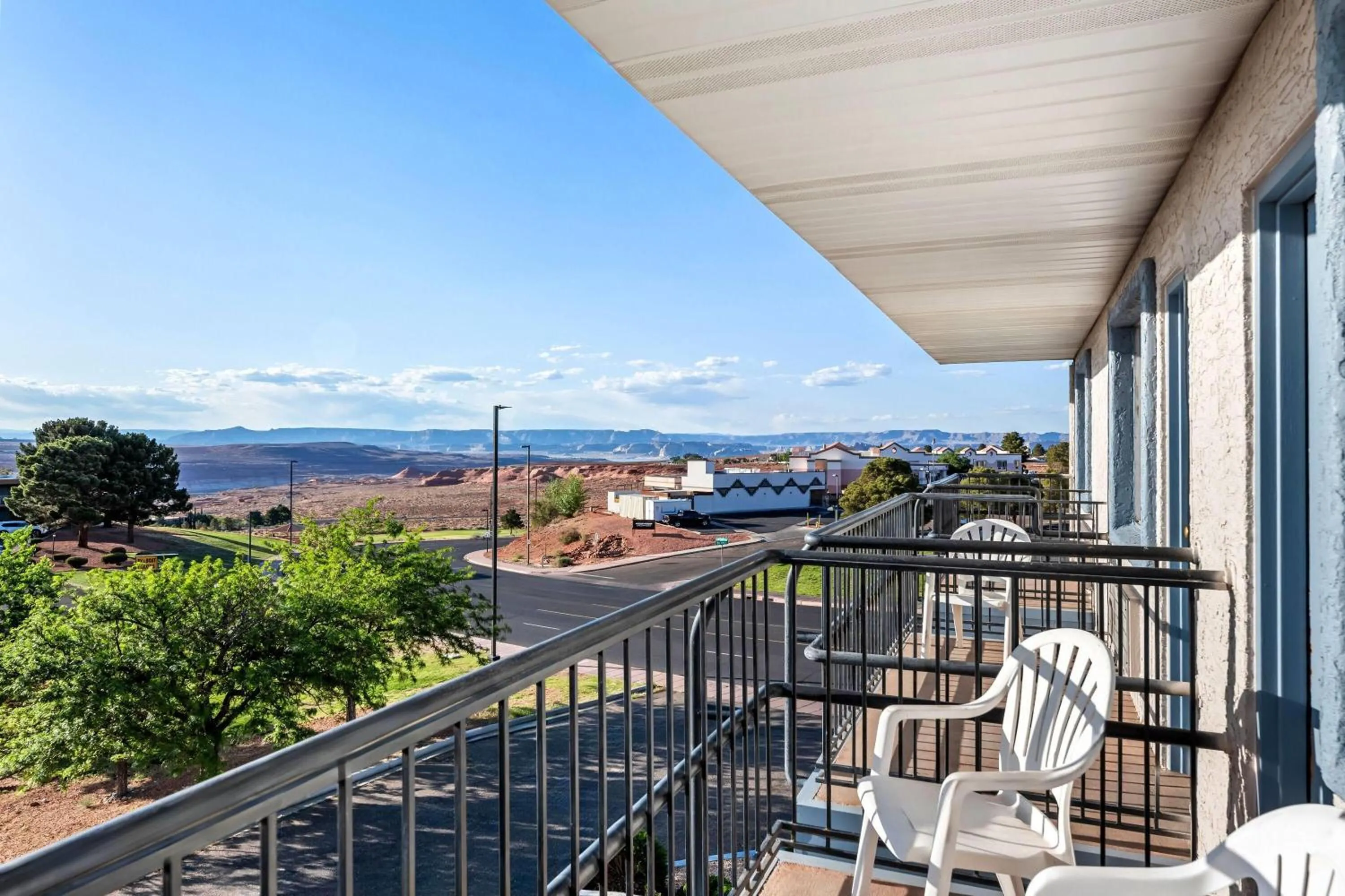 Bed in Travelodge by Wyndham Page, View of Lake Powell