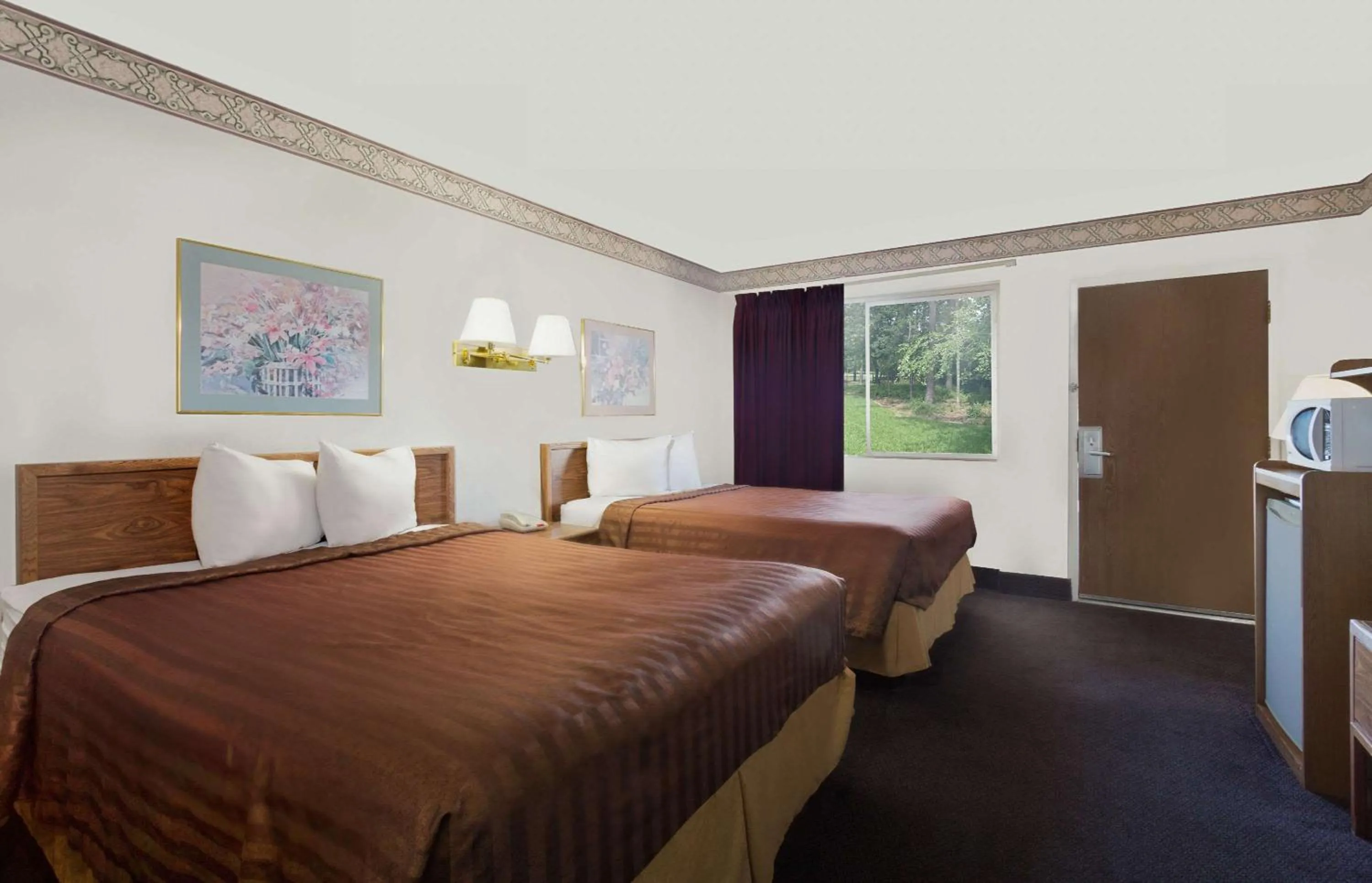 Photo of the whole room, Bed in Travelodge by Wyndham Page, View of Lake Powell