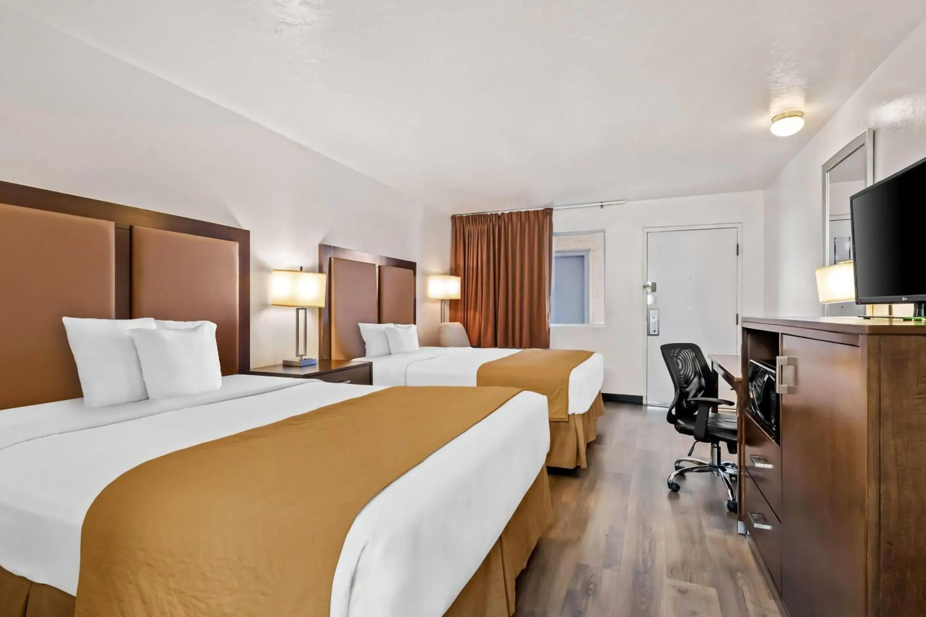 2 Queen Beds, Mobility Accessible Room, Bathtub w/Grab Bars, Non-Smoking in Travelodge by Wyndham Page, View of Lake Powell 2 Queen Beds, Mobility Accessible Room, Bathtub w/Grab Bars, Non-Smoking in Travelodge by Wyndham Page, View of Lake Powell