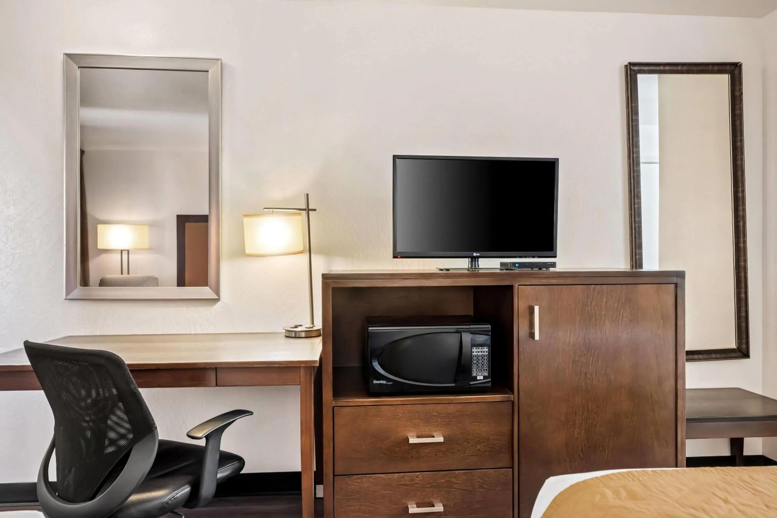 Bed in Travelodge by Wyndham Page, View of Lake Powell