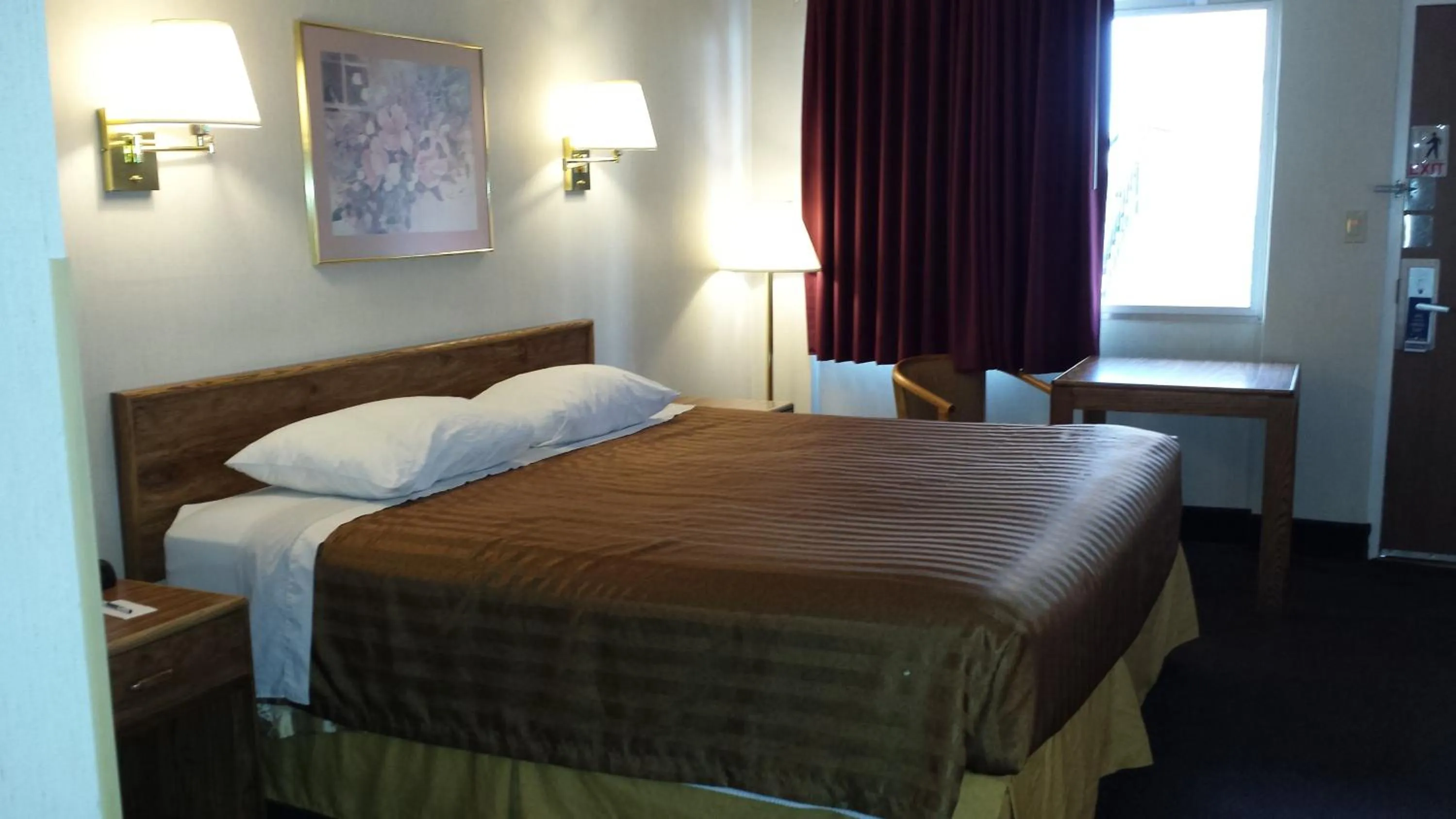 Bed in Travelodge by Wyndham Page, View of Lake Powell