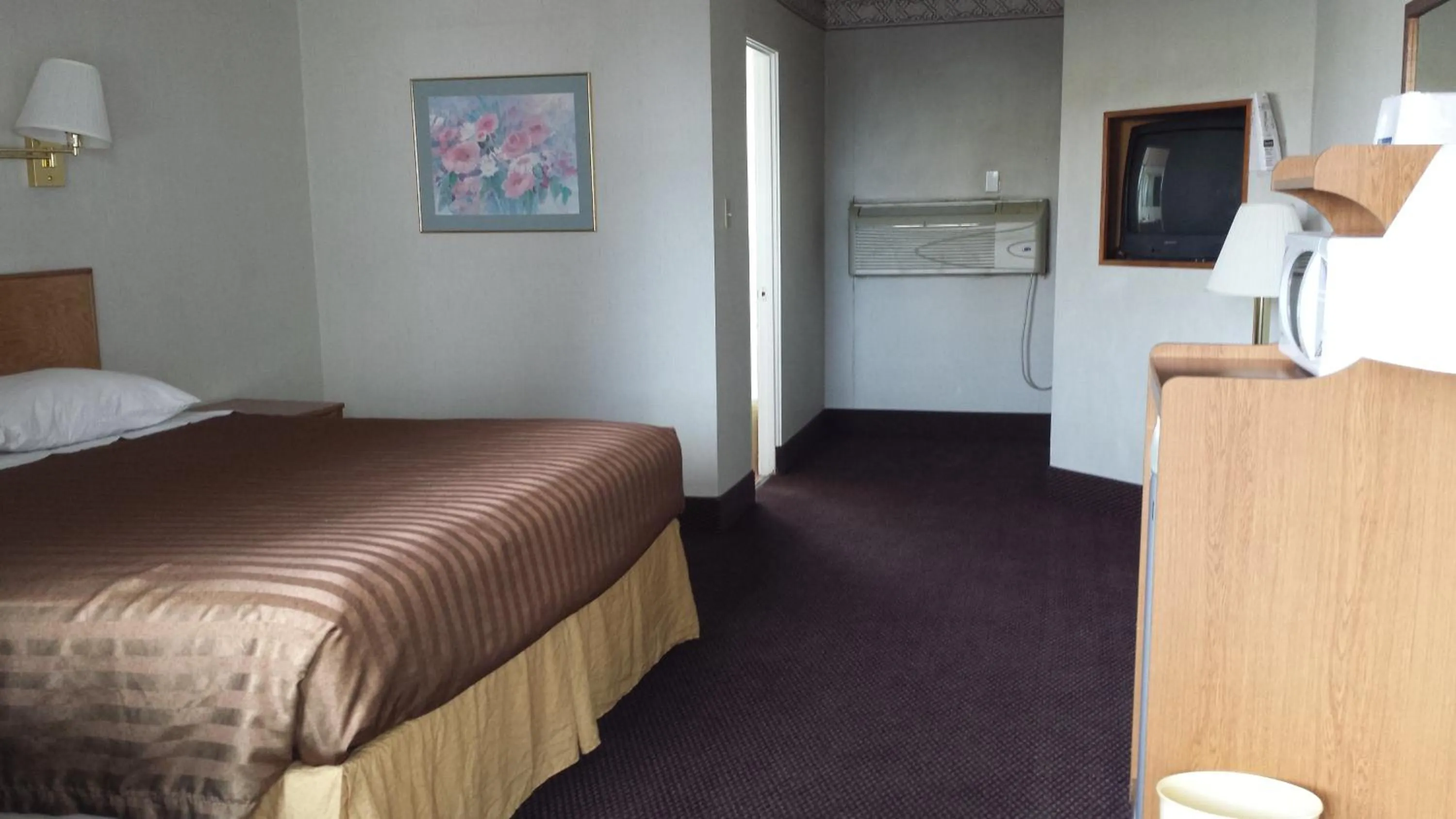 Bedroom, Bed in Travelodge by Wyndham Page, View of Lake Powell