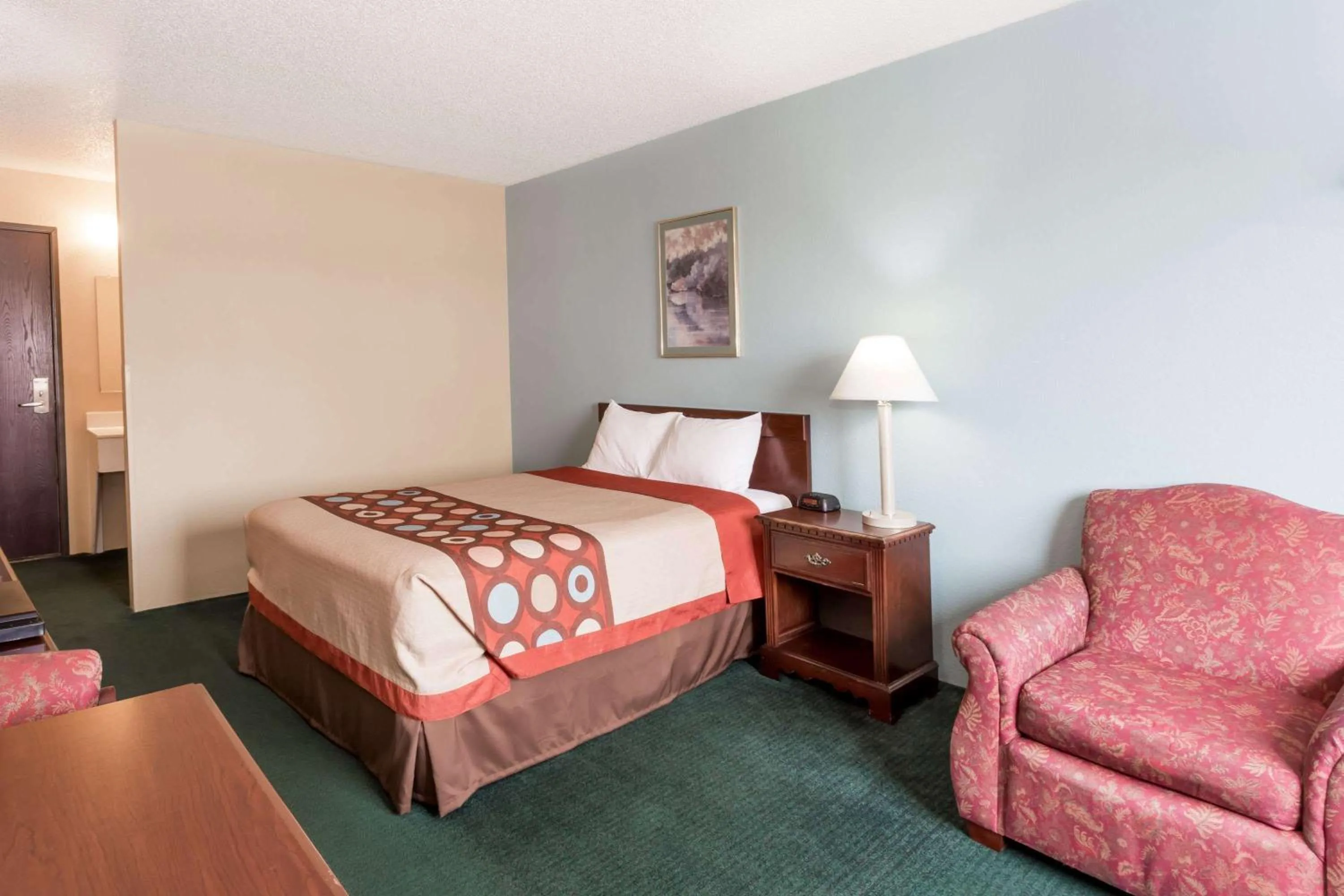 Photo of the whole room, Bed in Super 8 by Wyndham Woodstock