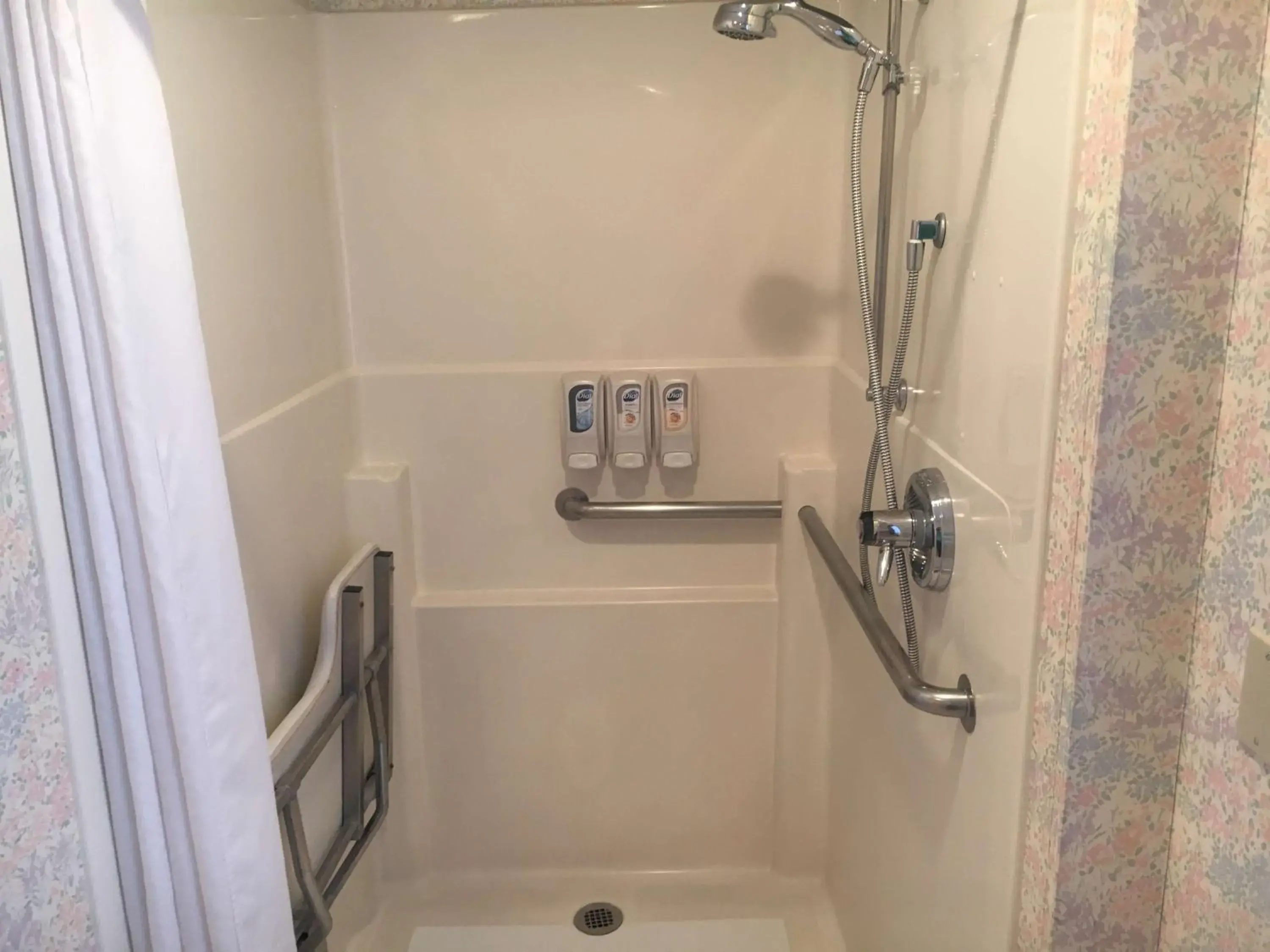 Double Room with Two Double Beds and Mobility Accessible Roll-In Shower in RiverTree Inn & Suites Double Room with Two Double Beds and Mobility Accessible Roll-In Shower in RiverTree Inn & Suites