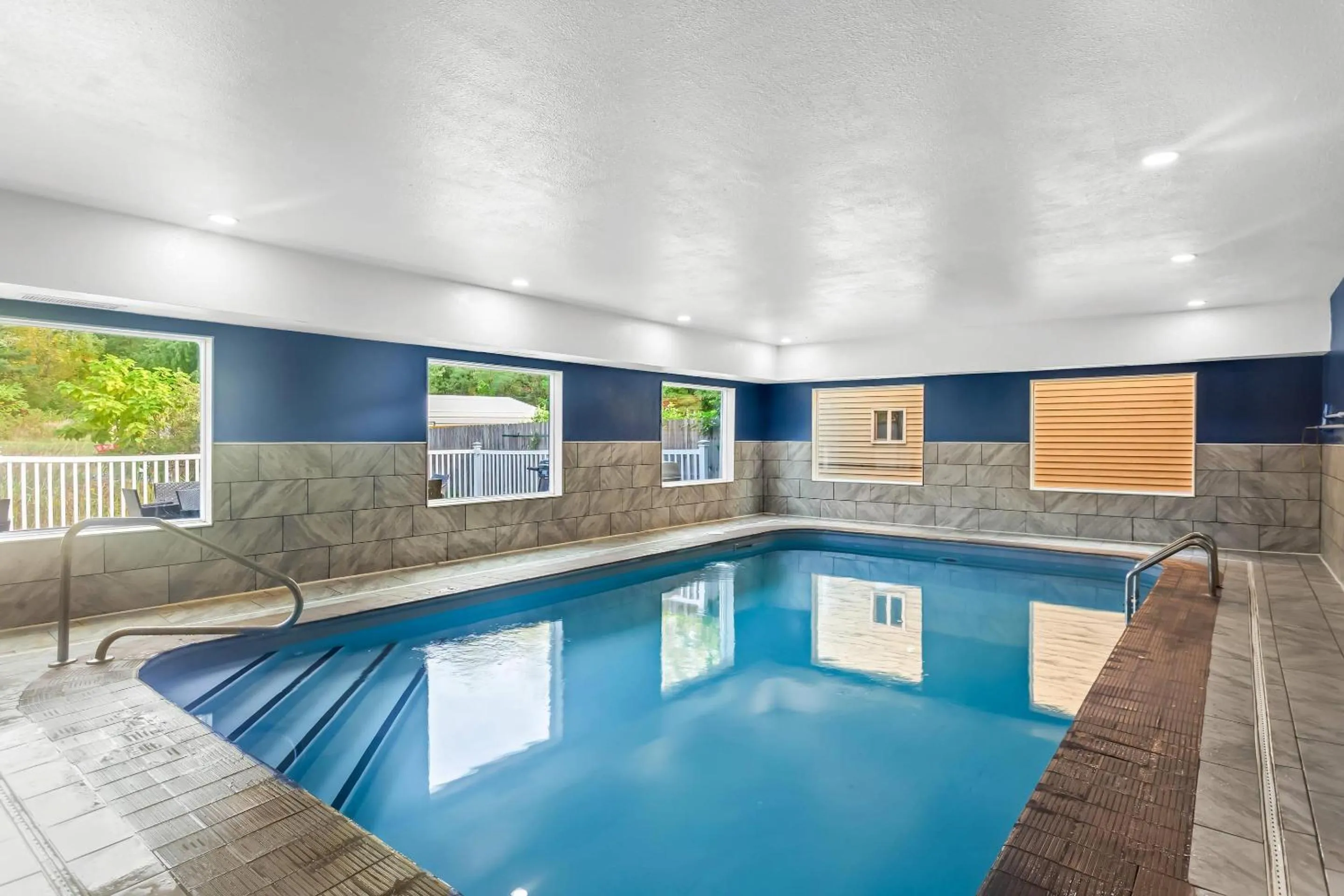 Swimming pool in Comfort Inn & Suites Schulenburg
