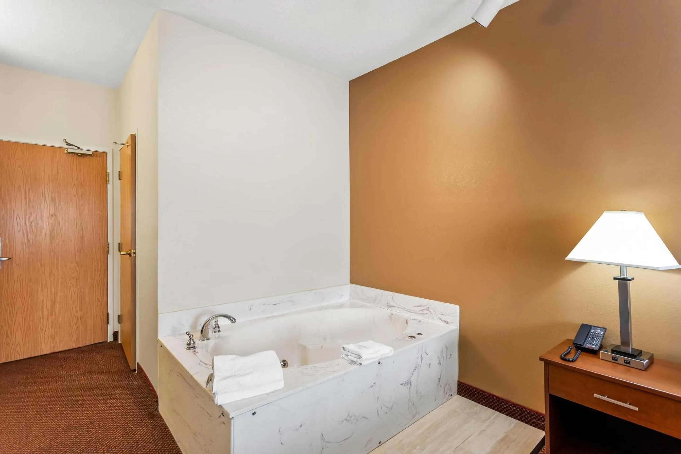 Bedroom, Bed in Comfort Inn & Suites Schulenburg