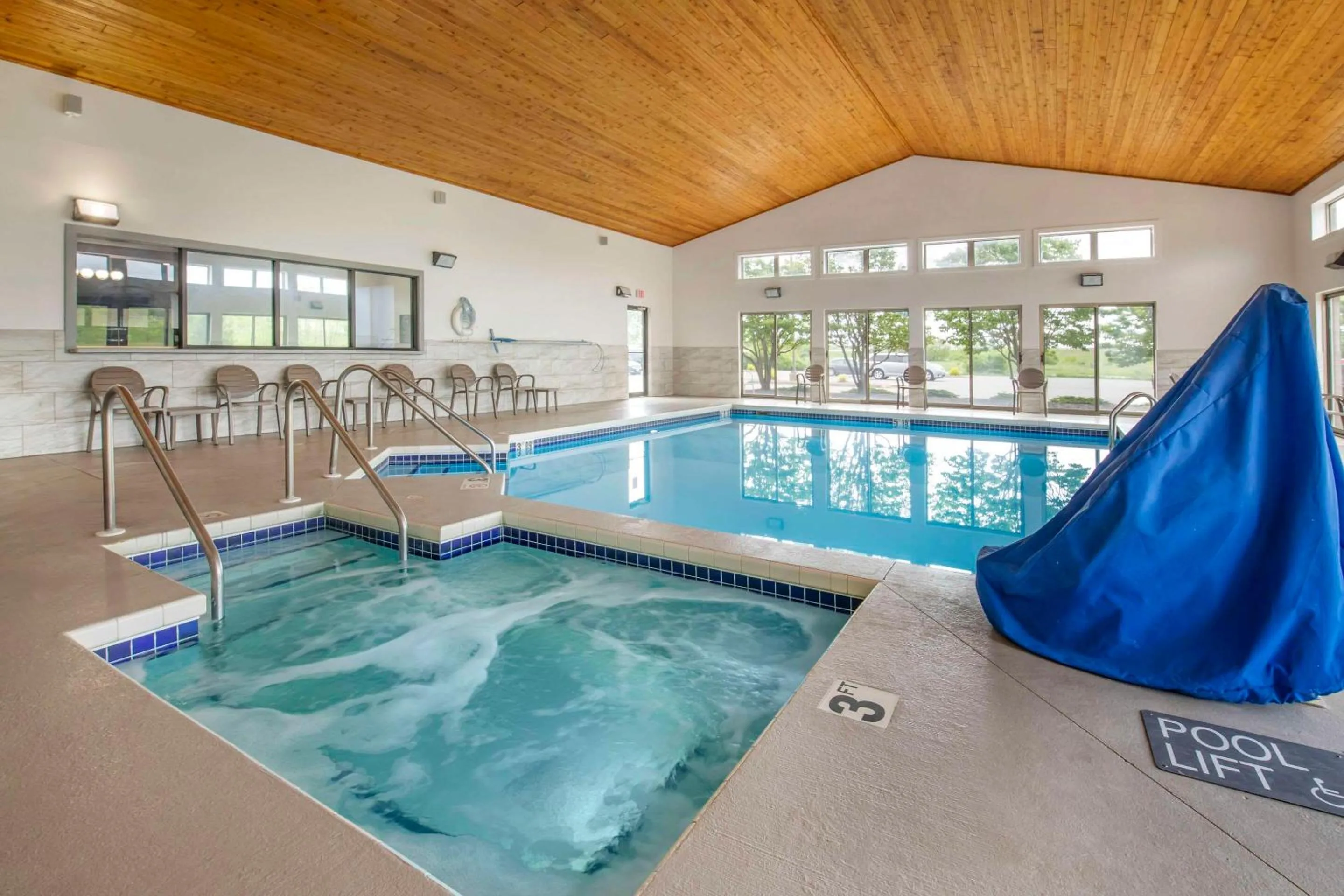 Swimming pool in Comfort Inn & Suites