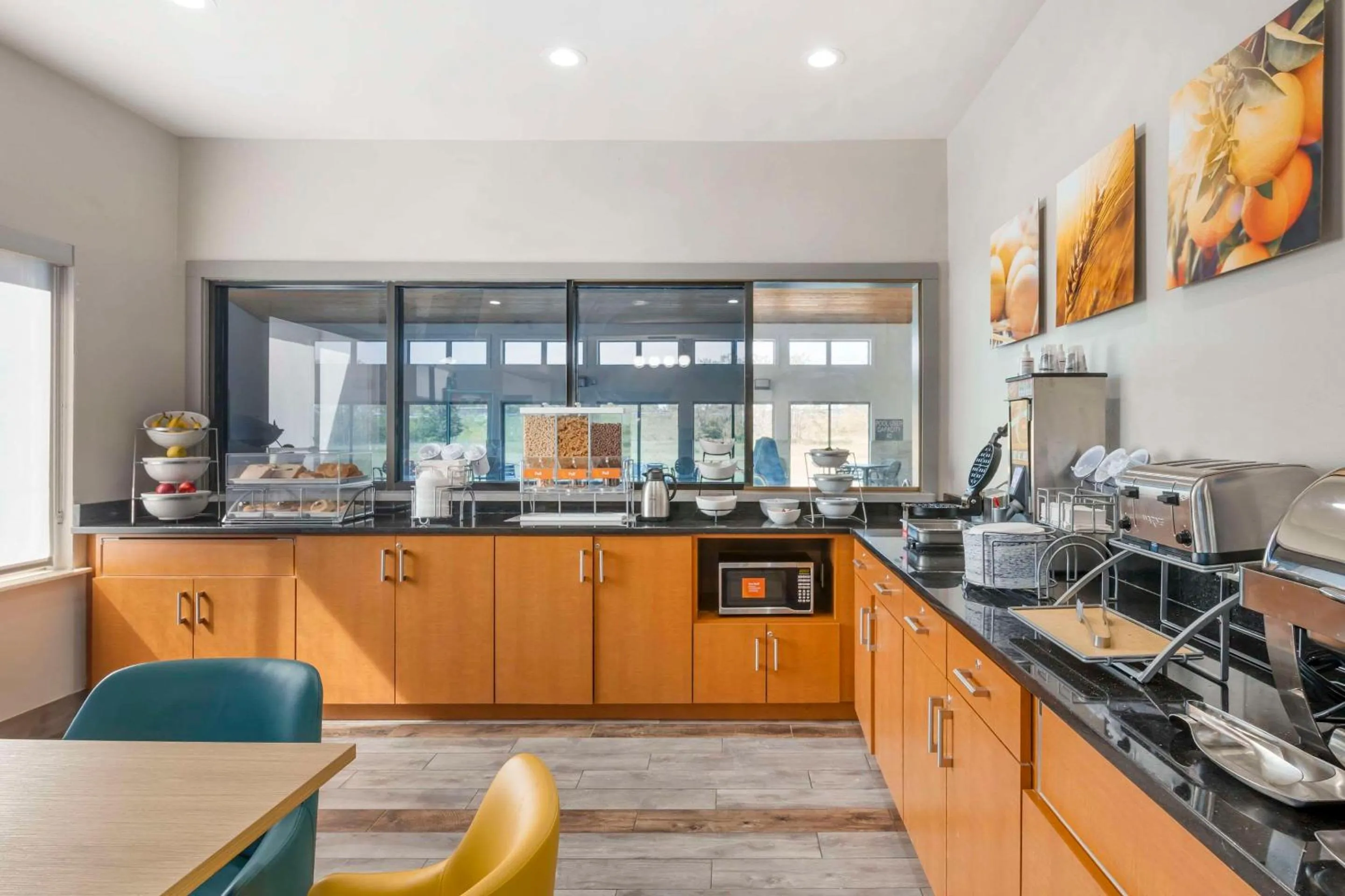 Breakfast in Comfort Inn & Suites