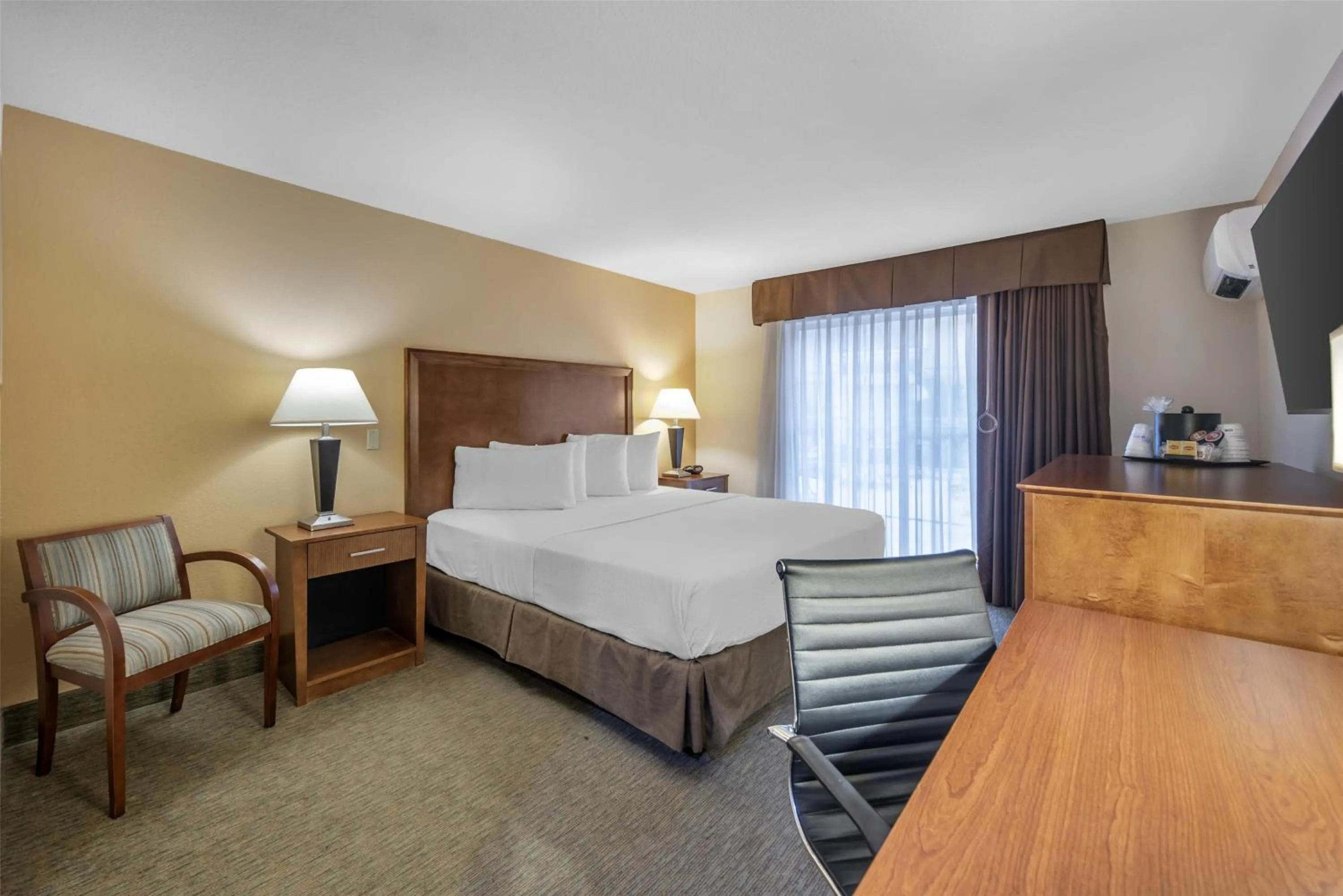 Bedroom, Bed in Best Western Plus Atrium Inn