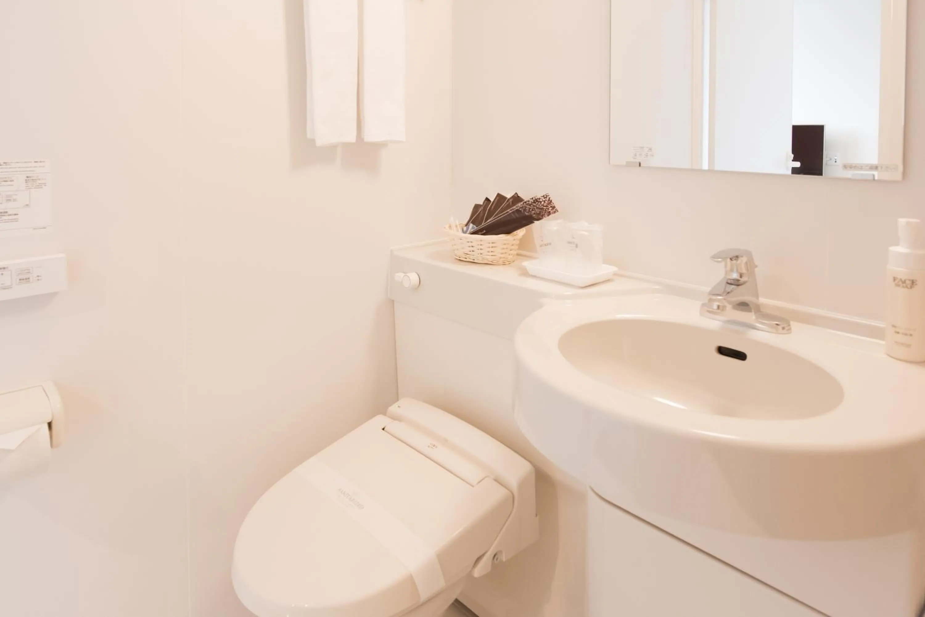 Shower in Crown Hotel Okinawa Annex