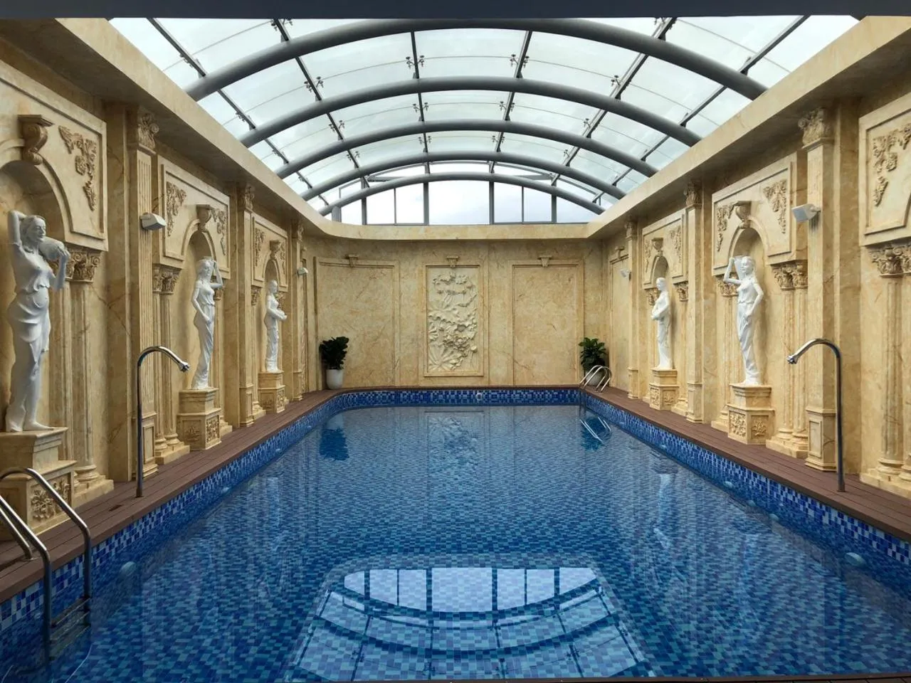 Swimming pool in Hoang Nham Luxury Hotel