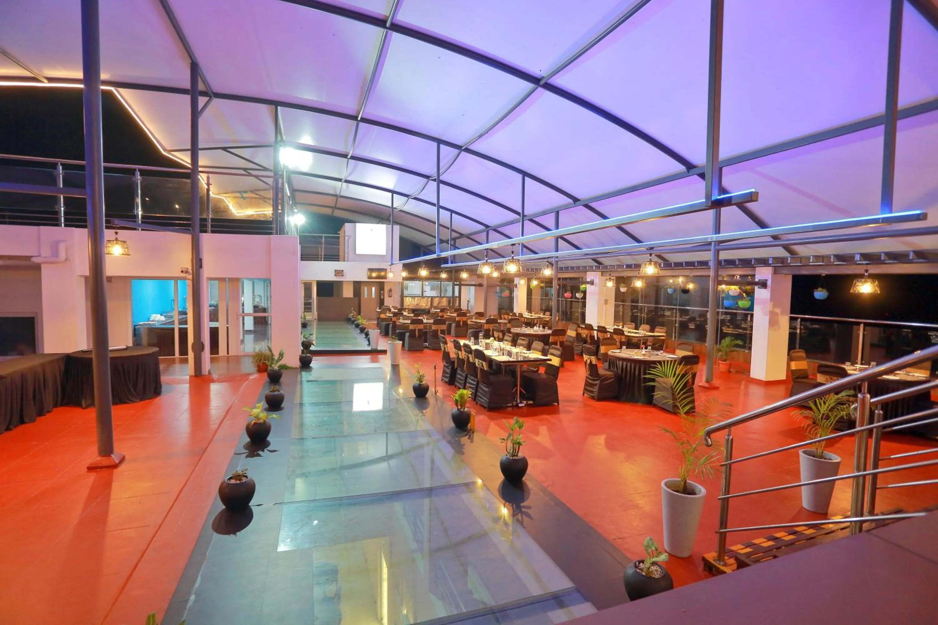 Restaurant/places to eat in Grand Signature Hotel & spa