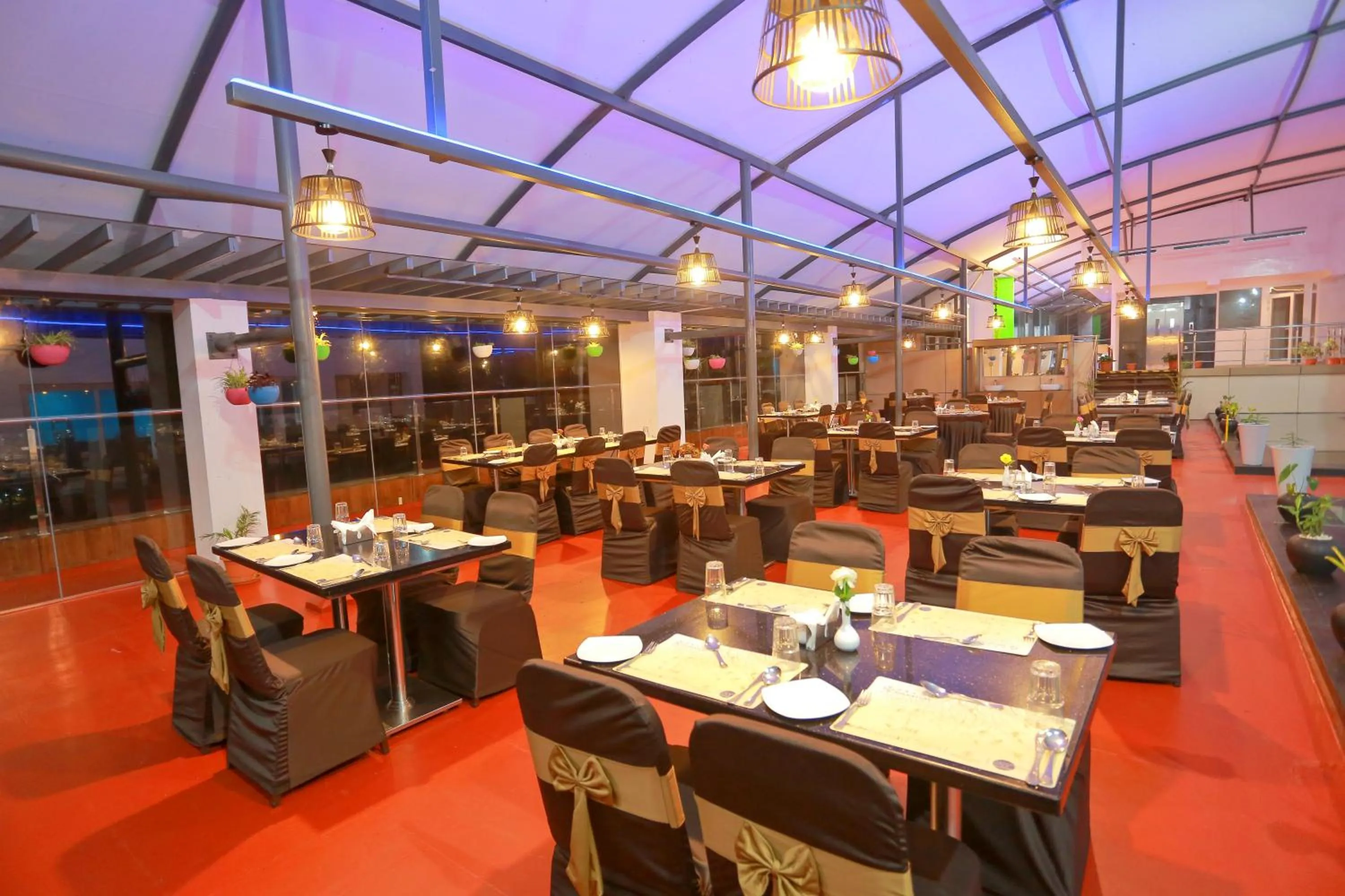 Restaurant/places to eat in Grand Signature Hotel & spa