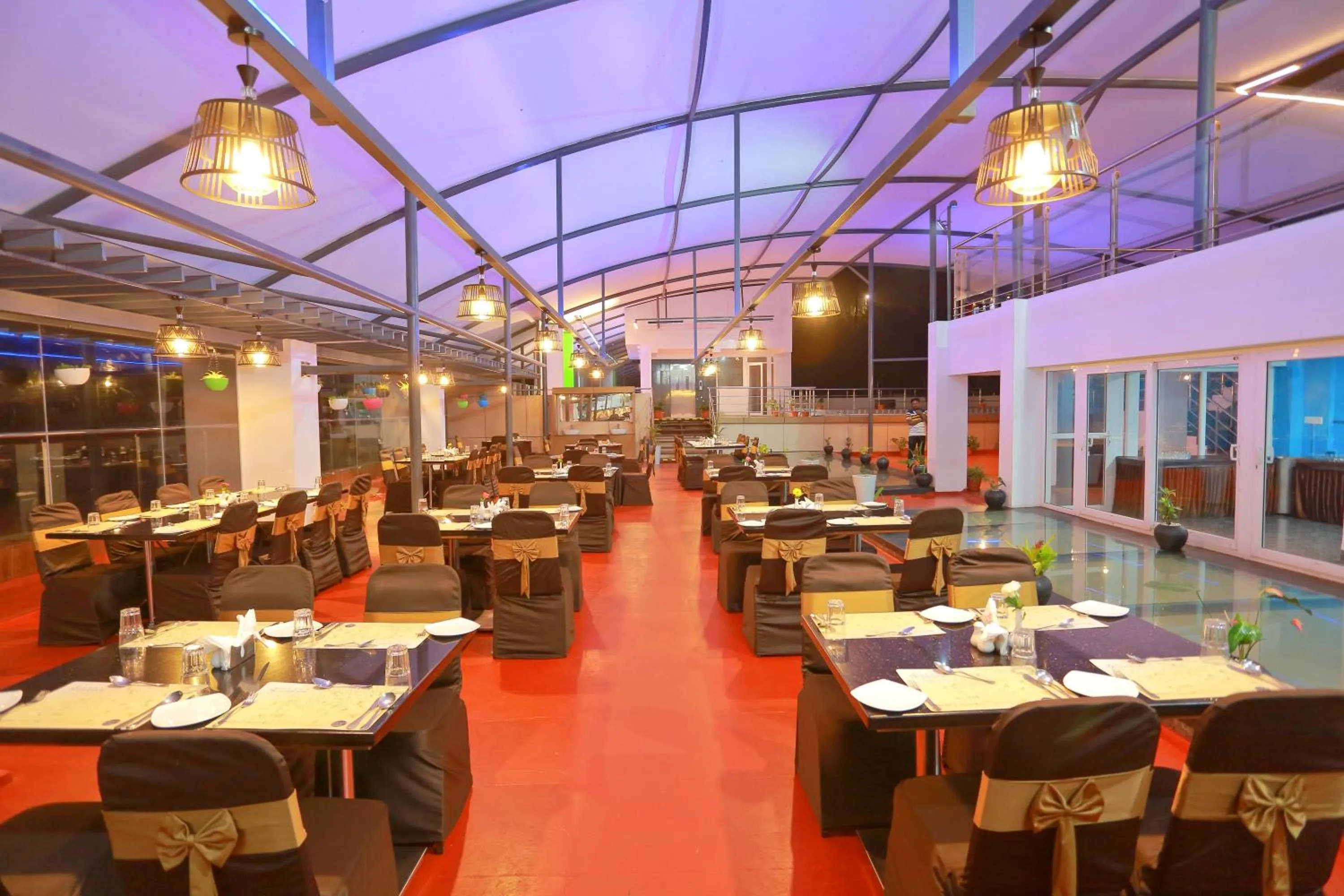 Restaurant/places to eat in Grand Signature Hotel & spa