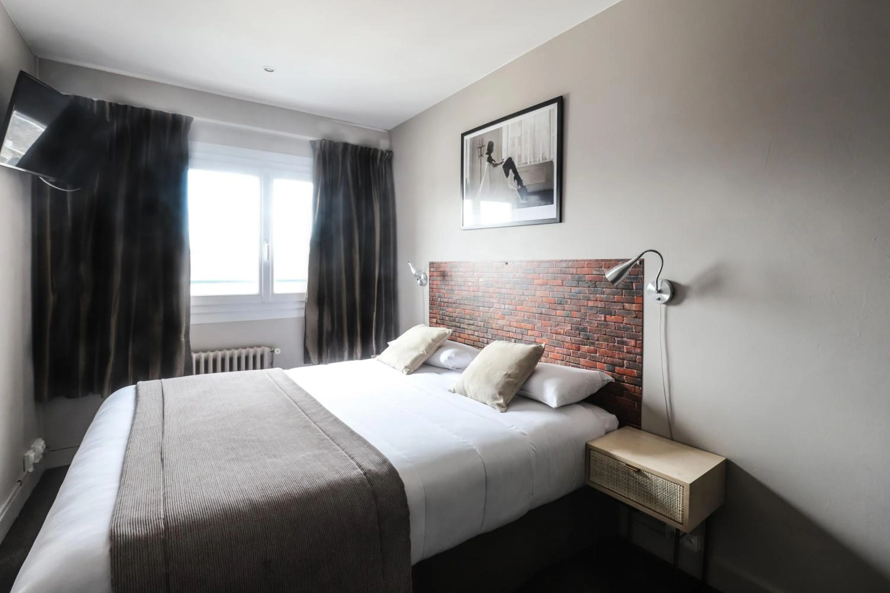 Property building, Bed in Hotel Des Cedres