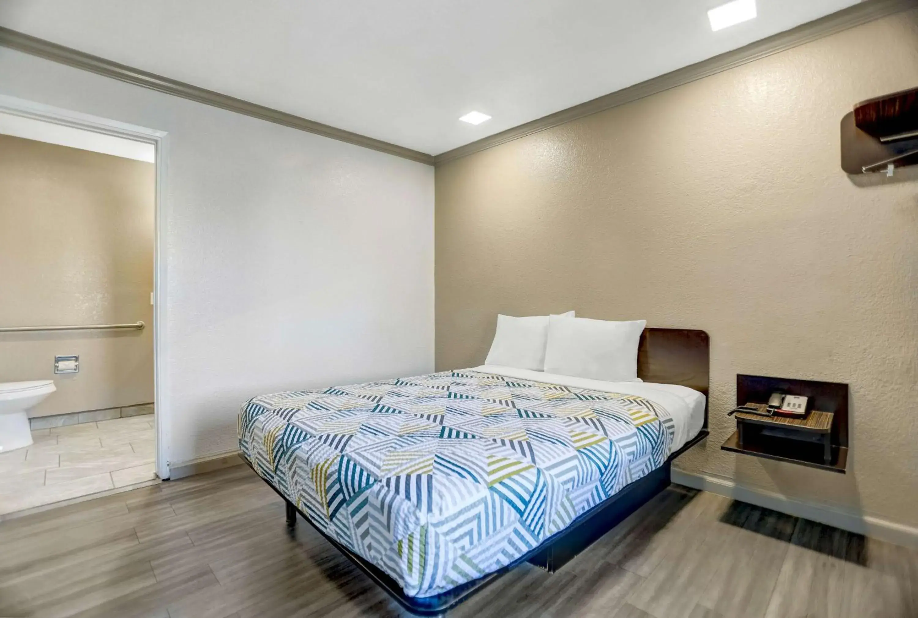 Queen Room - Non-Smoking in Motel 6-Red Bluff, CA Queen Room - Non-Smoking in Motel 6-Red Bluff, CA