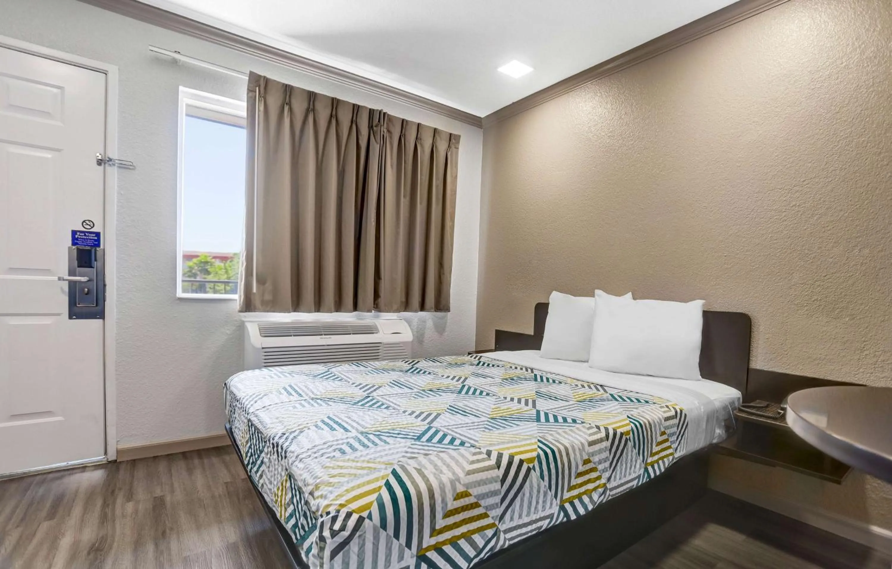 Photo of the whole room, Bed in Motel 6-Red Bluff, CA