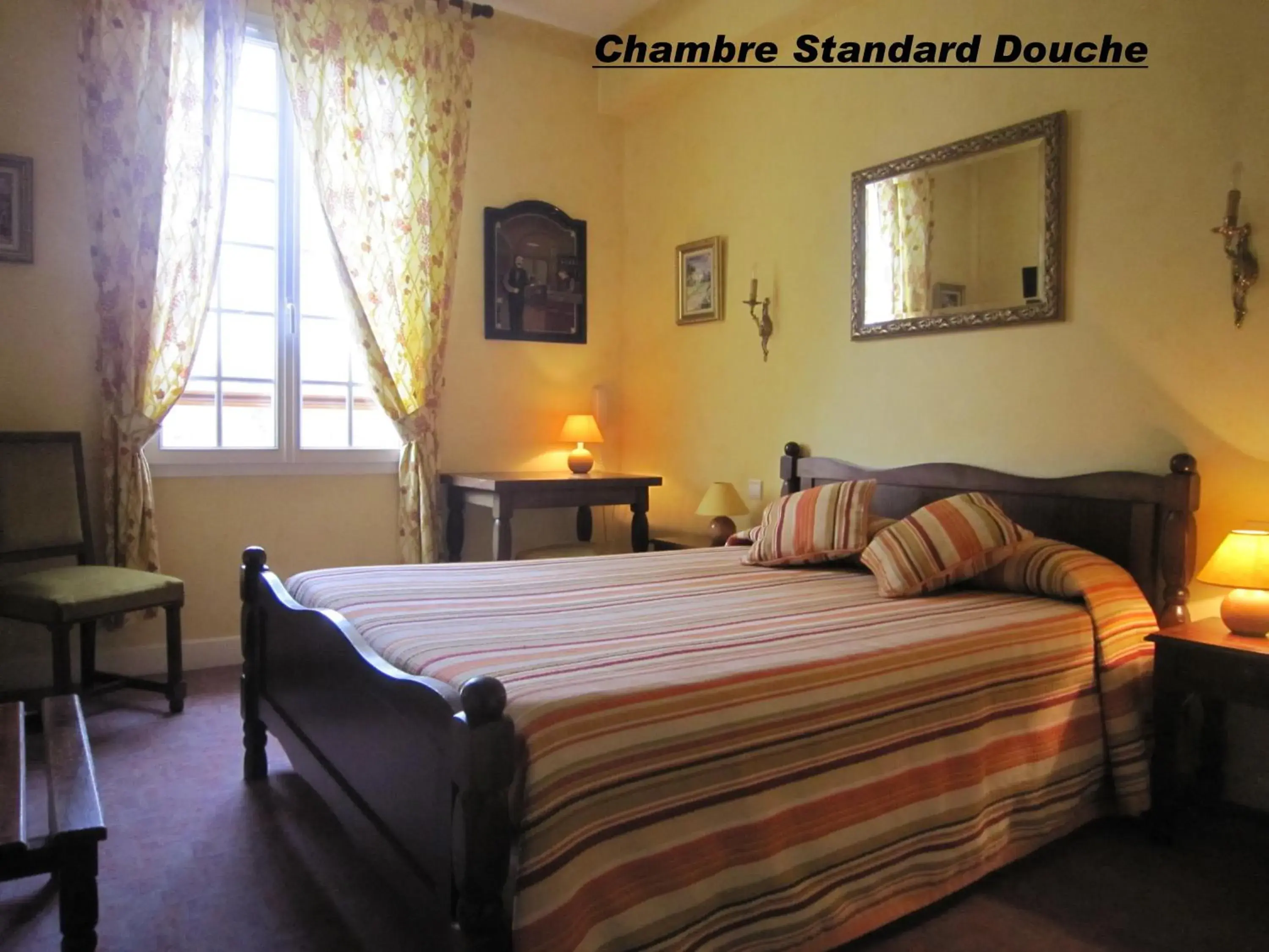 Double Room with Shower in Hostellerie de la Bouriane Double Room with Shower in Hostellerie de la Bouriane
