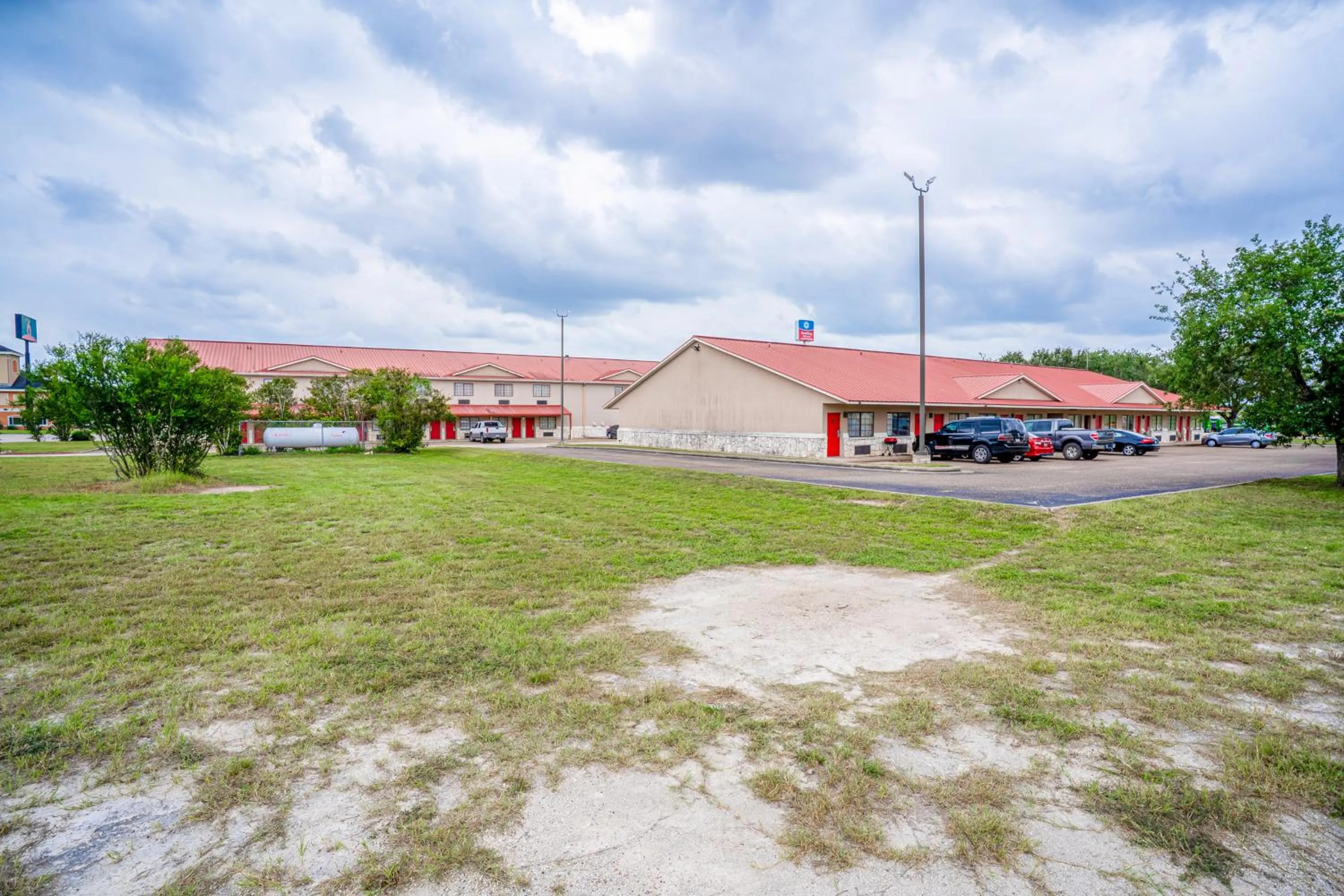 Parking in Texan Inn By OYO Beeville US-181