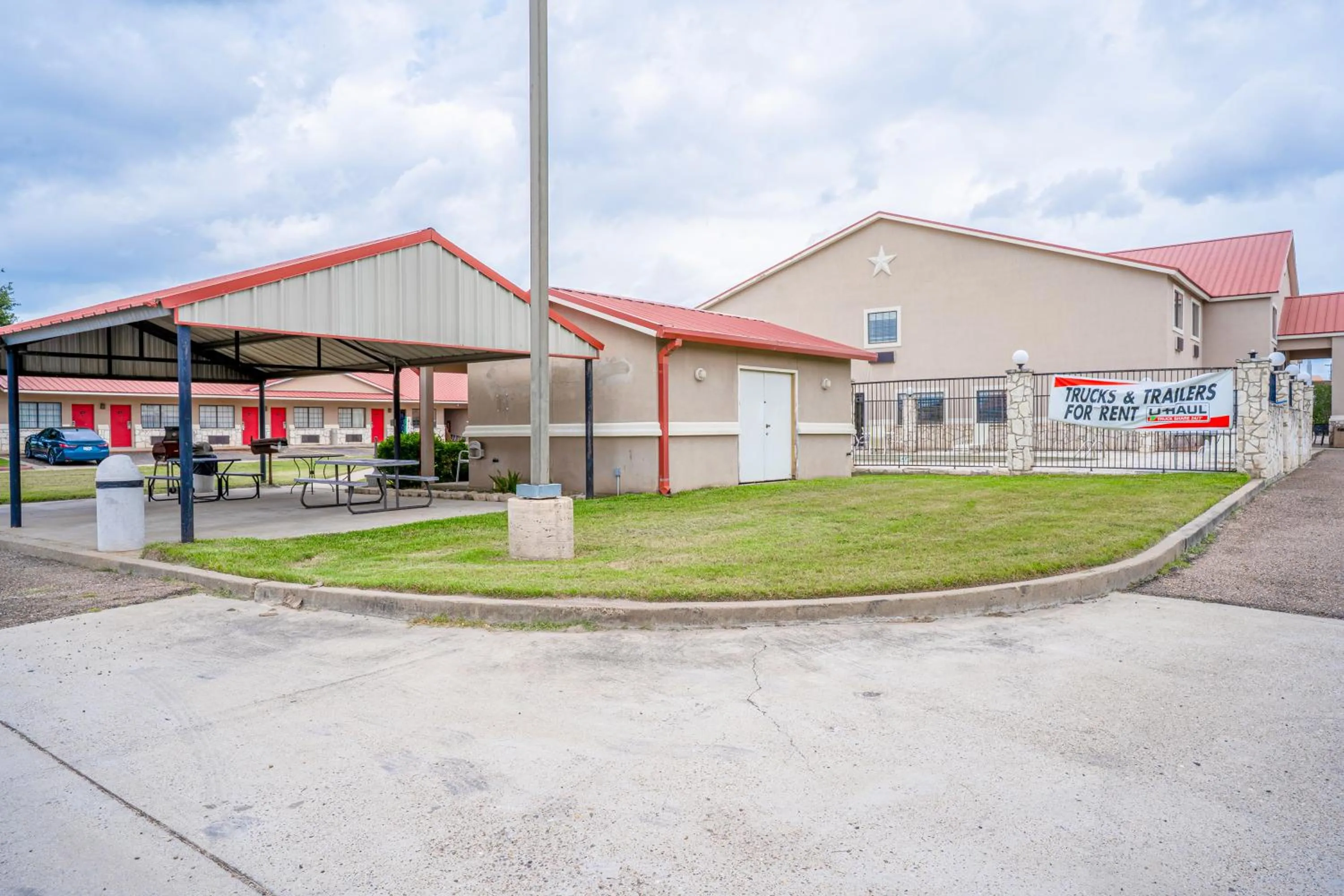 Facade/entrance in Texan Inn By OYO Beeville US-181