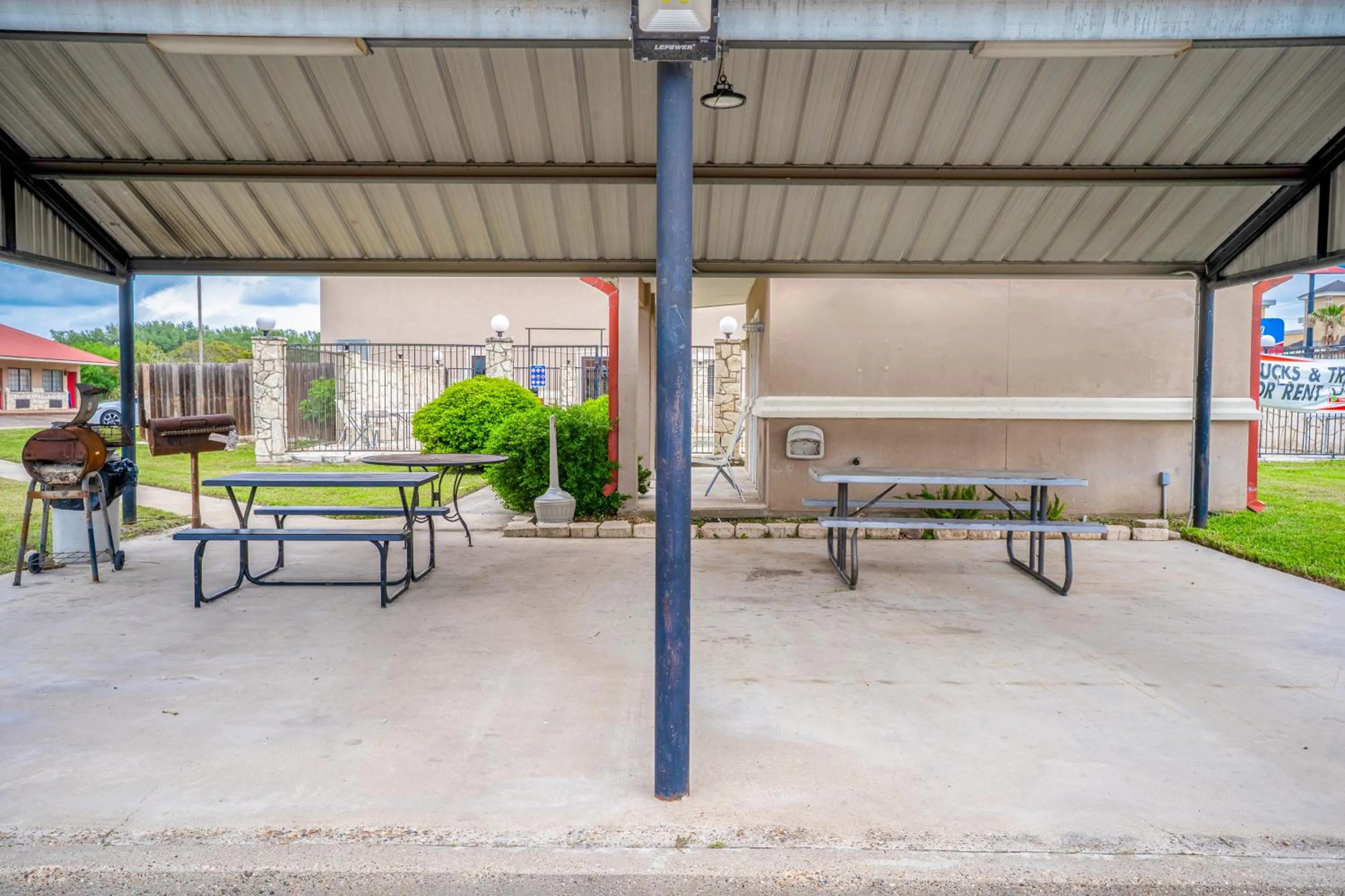 Patio in Texan Inn By OYO Beeville US-181
