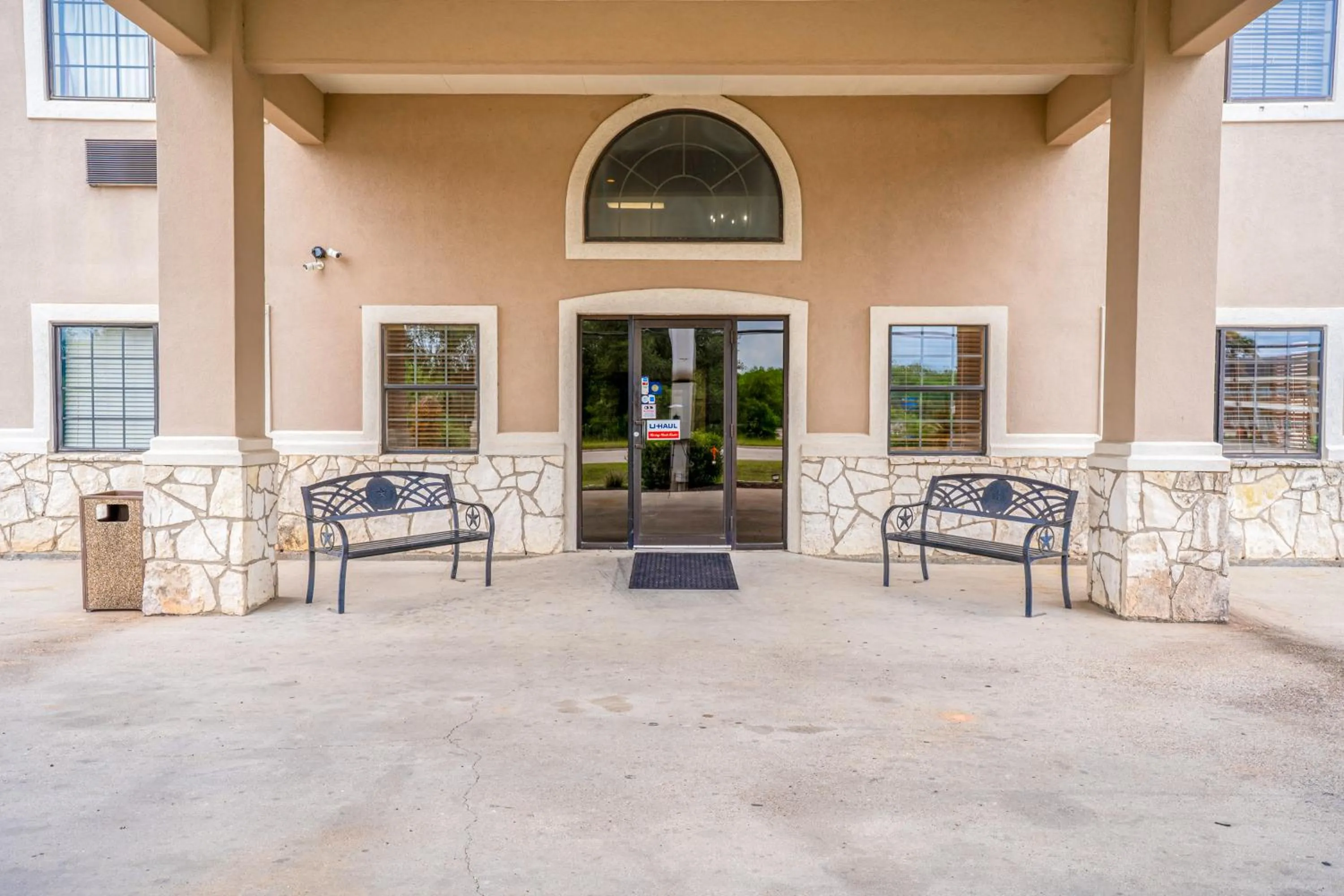 Balcony/Terrace in Texan Inn By OYO Beeville US-181