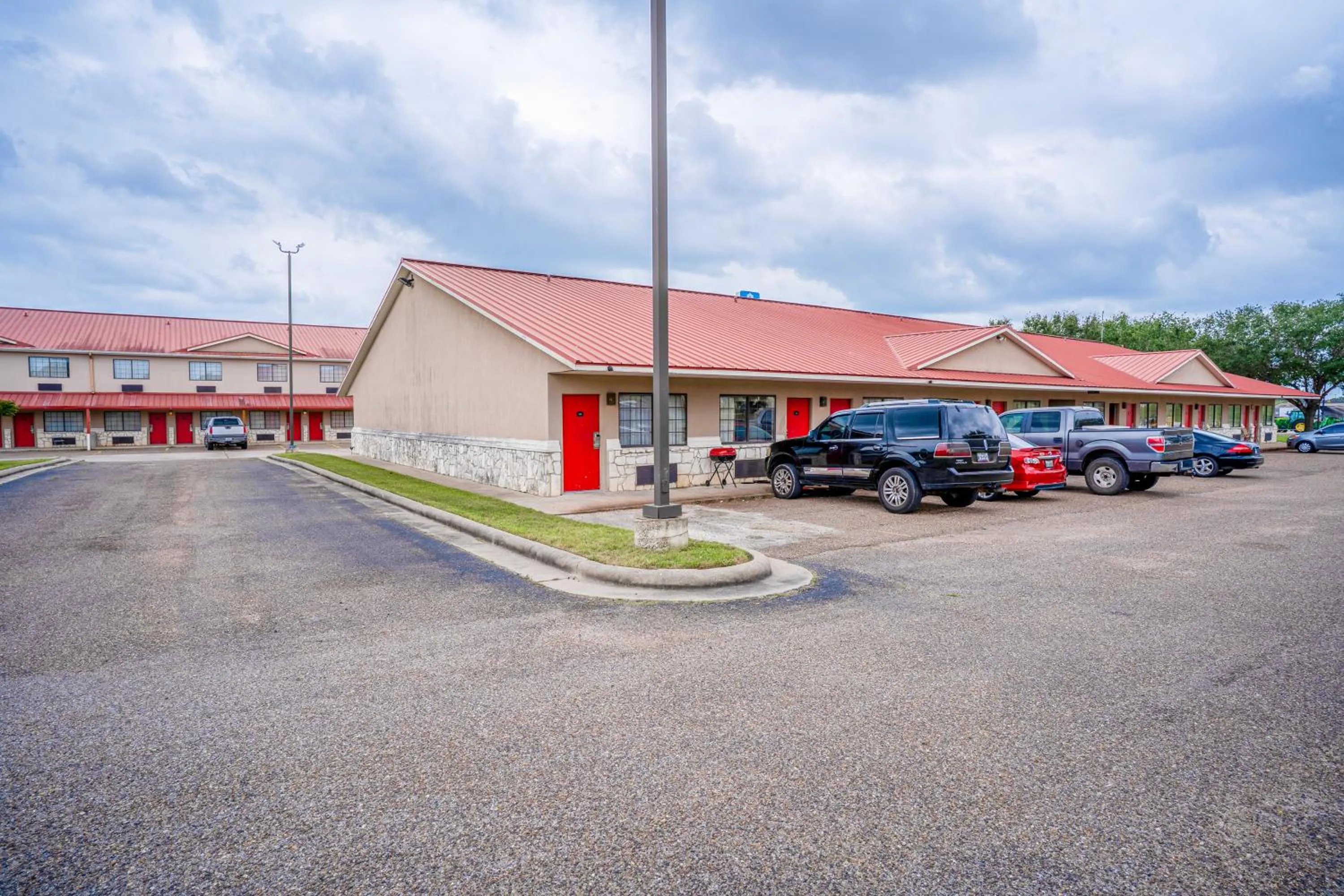 Parking in Texan Inn By OYO Beeville US-181