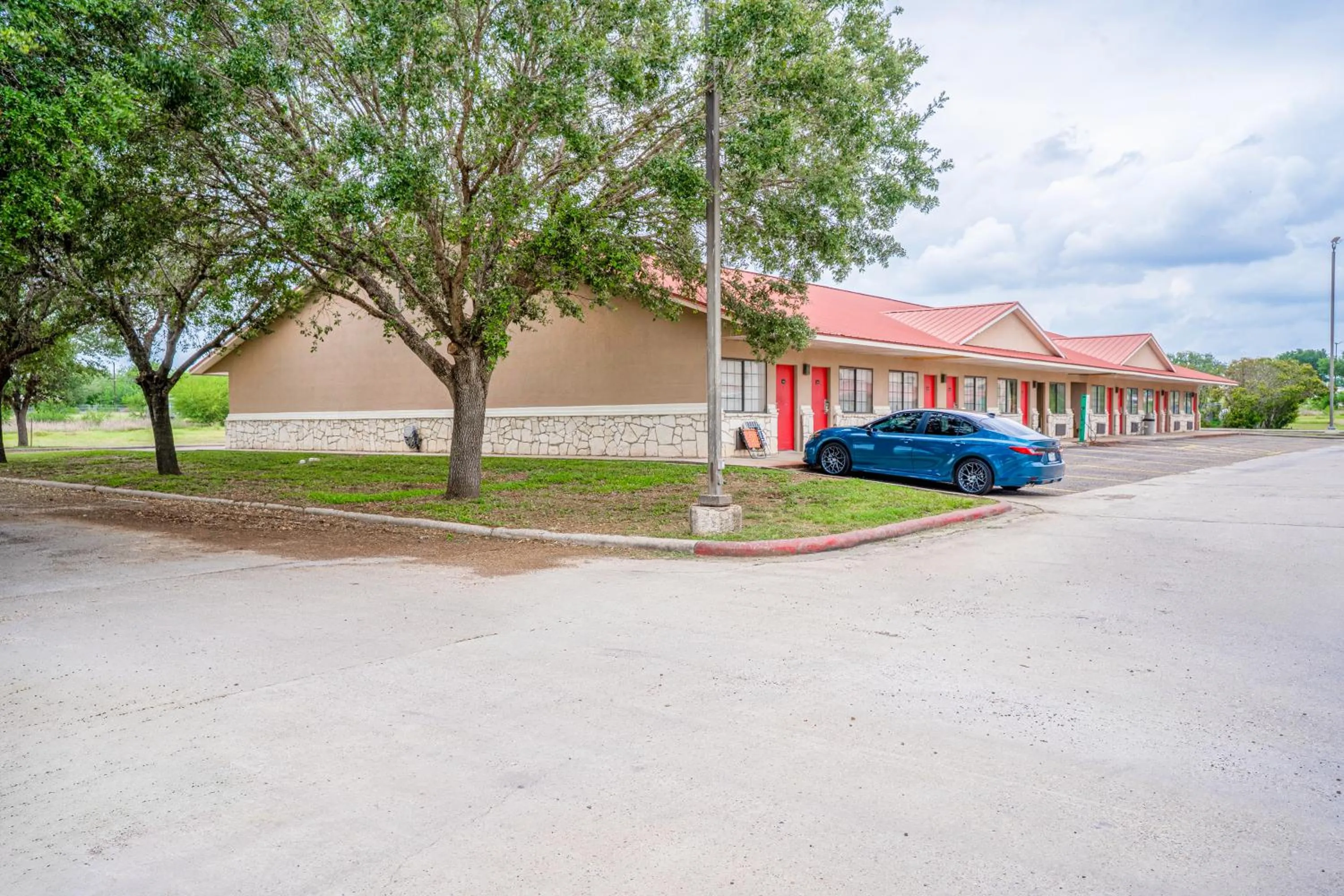 Parking in Texan Inn By OYO Beeville US-181