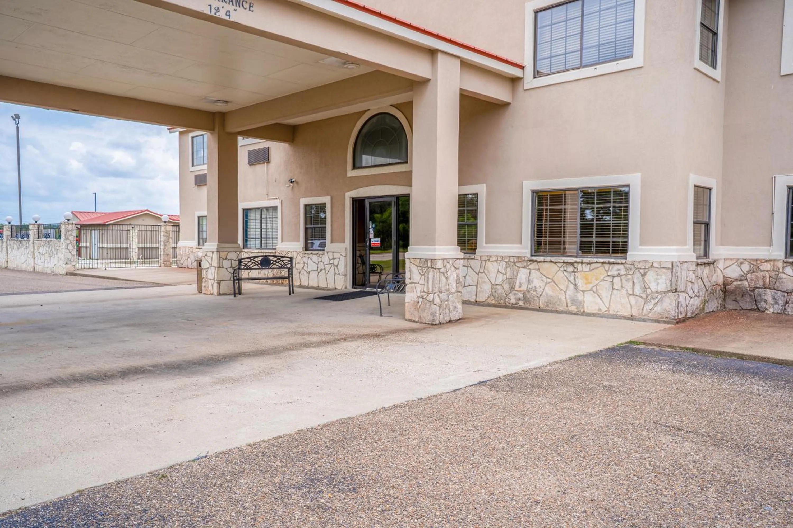 Facade/entrance in Texan Inn By OYO Beeville US-181