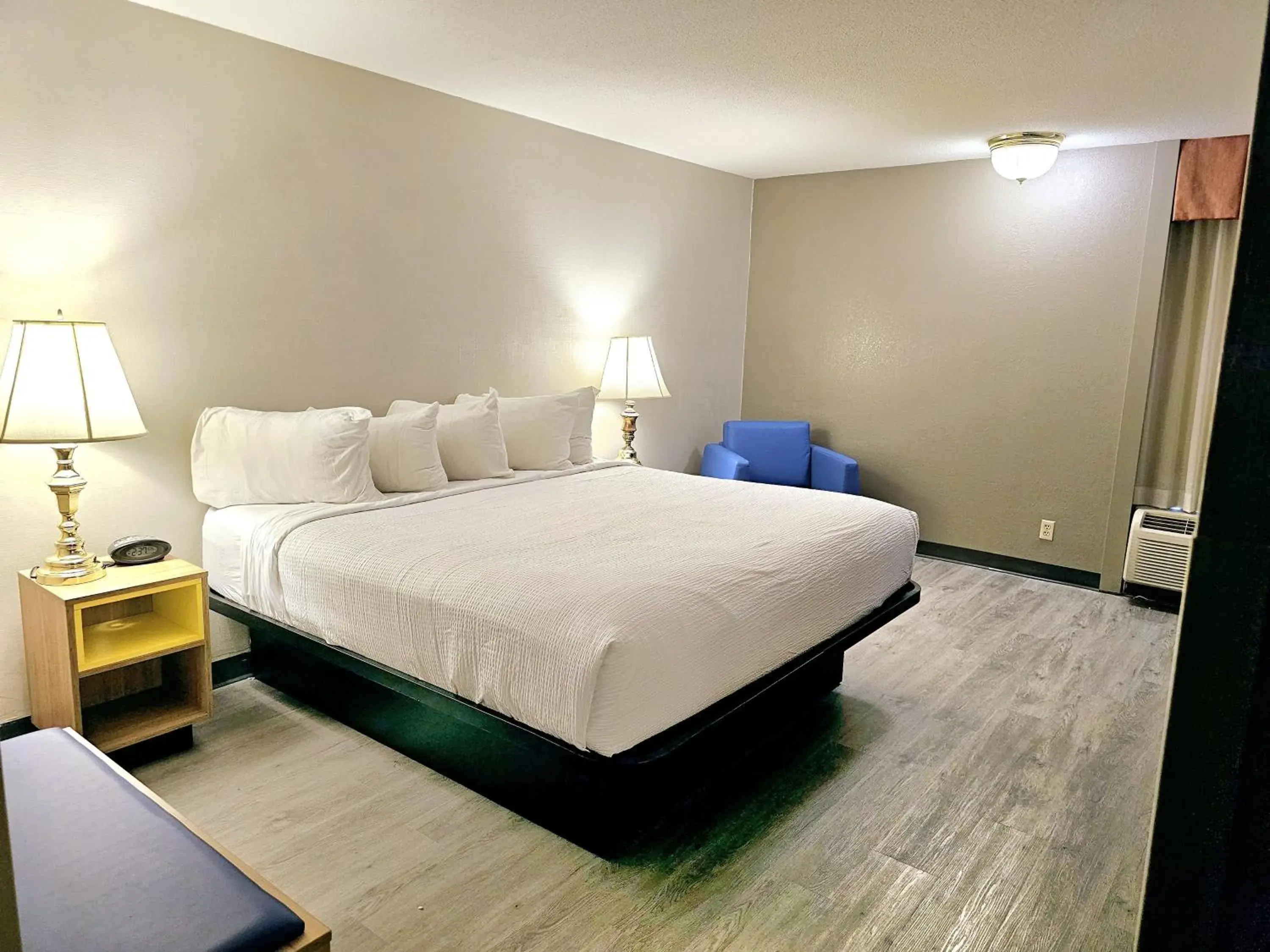 1 King Bed, Mobility Accessible Room, Bathtub w/ Grab Bars, Non-Smoking in Days Inn by Wyndham Rolla 1 King Bed, Mobility Accessible Room, Bathtub w/ Grab Bars, Non-Smoking in Days Inn by Wyndham Rolla