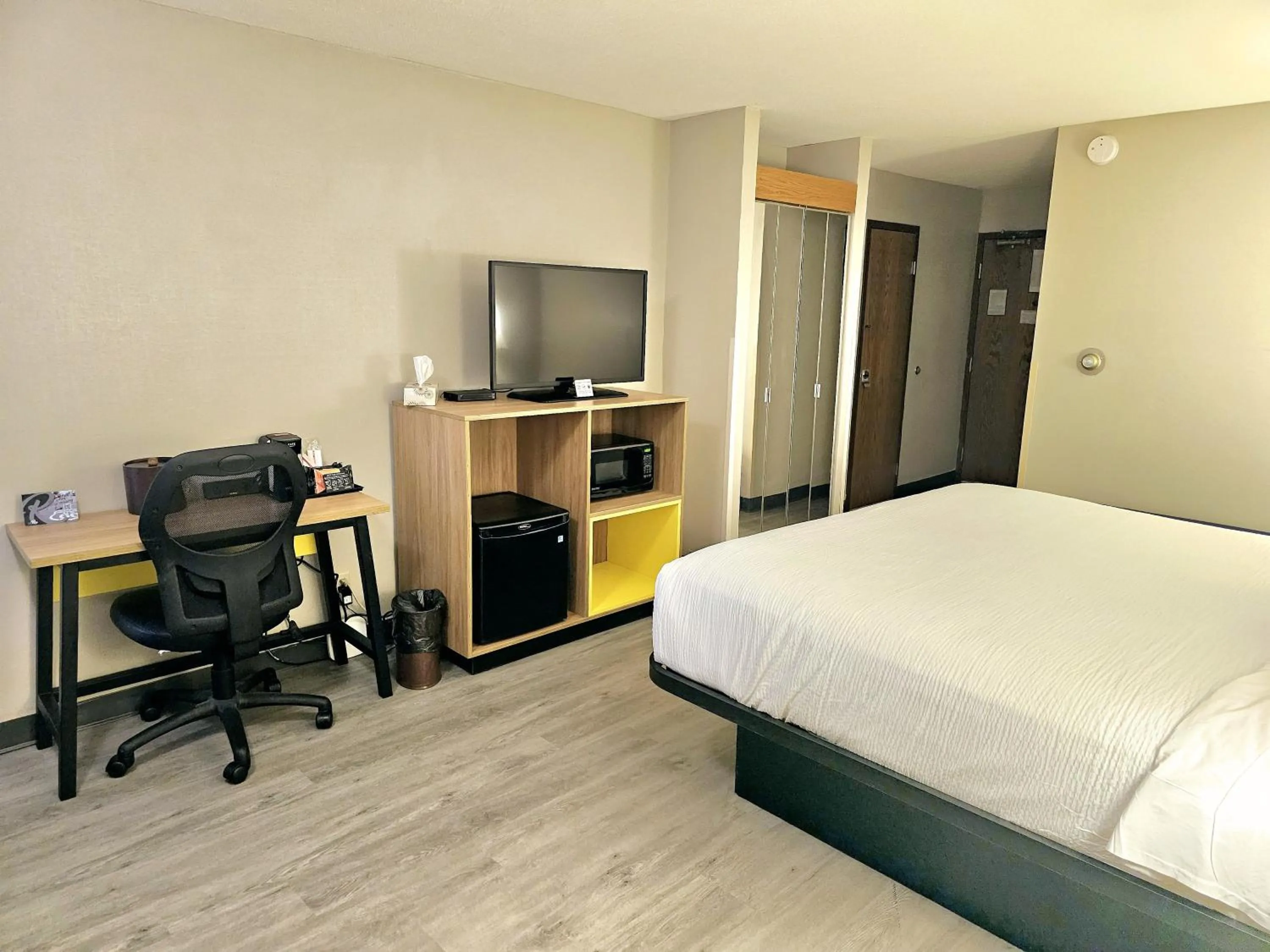 Bed in Days Inn by Wyndham Rolla